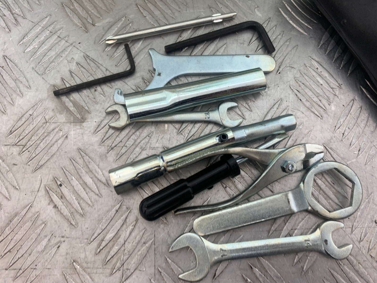 SUZUKI GSR600 GSR 600 TOOL KIT   2006-2010 (CMB1177)