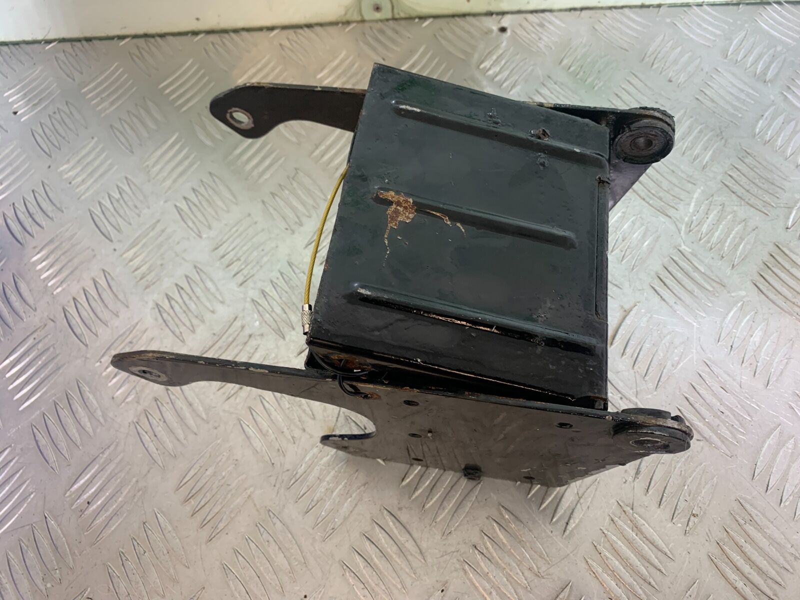 SUZUKI VS1400 VS 1400 INTRUDER BATTERY BOX YEAR 1988 (CMB1077)