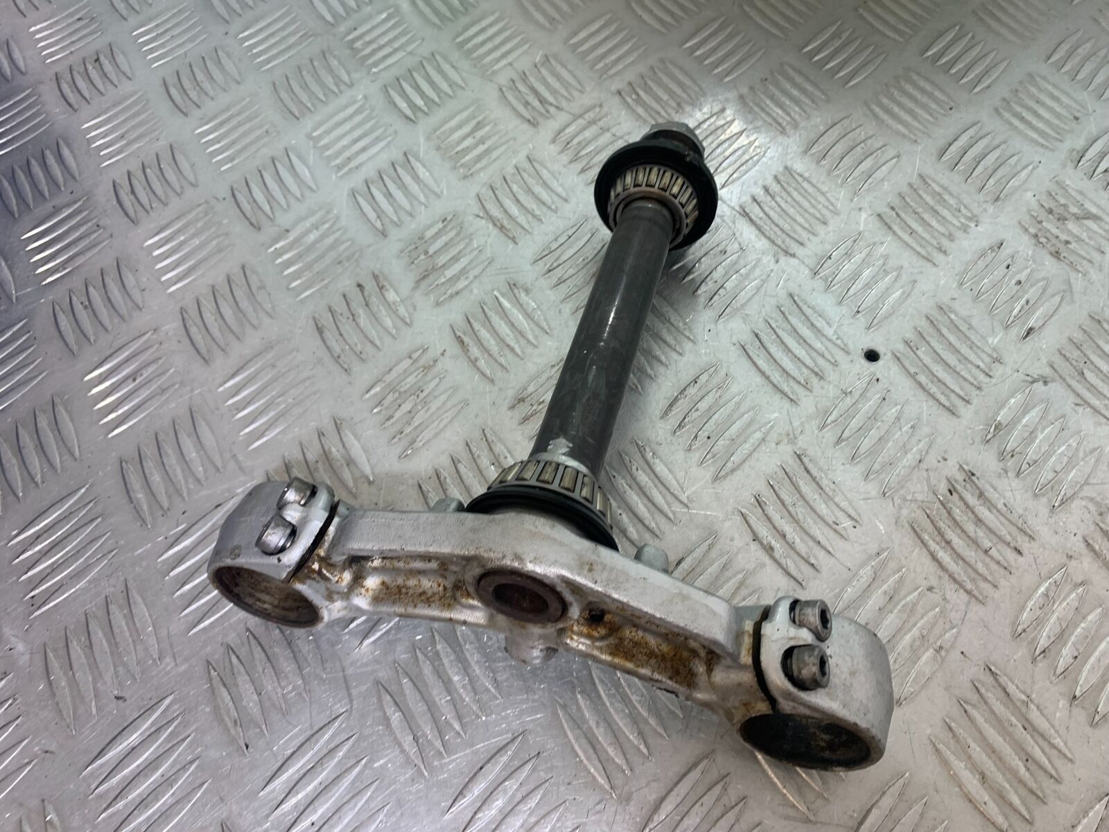 KAWASAKI Z750 ZR750 ZR-7S BOTTOM YOKE  YEAR 1999-05 (CMB1135)