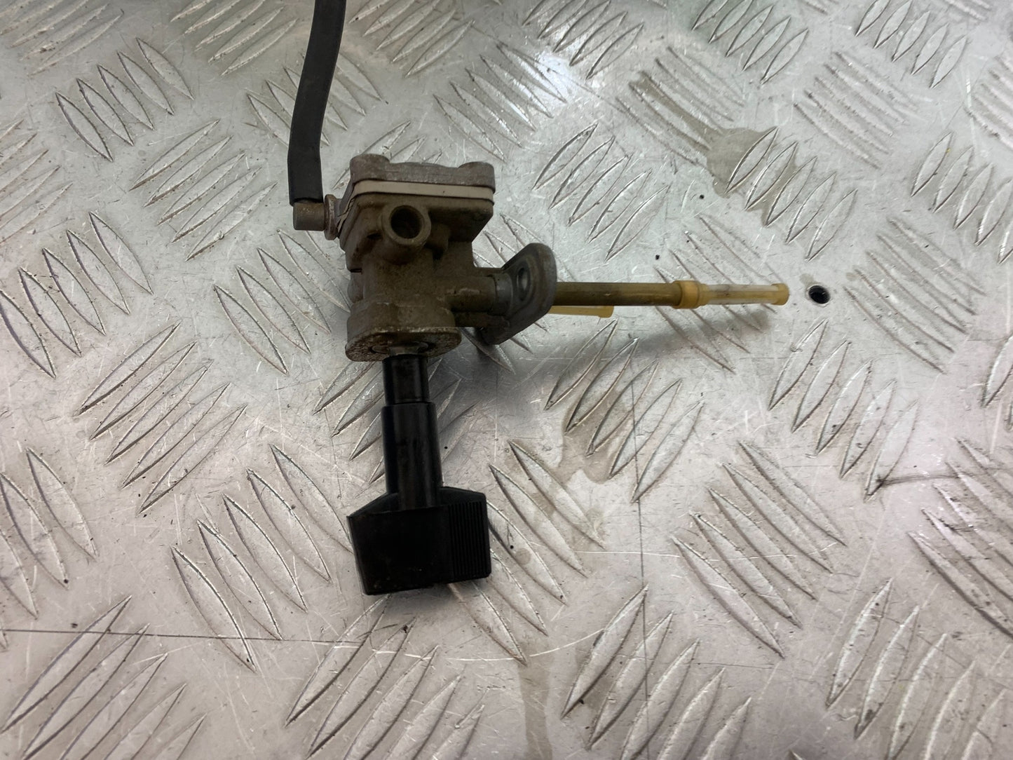 SUZUKI GSF1200  GSF 1200 BANDIT PETROL TAP  YEAR 1997-2000 (CMB1149)