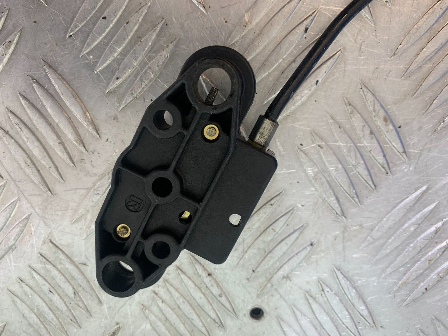 KAWASAKI Z750 ZR750 ZR-7S SEAT CATCH   YEAR 1999-05 (CMB1135)
