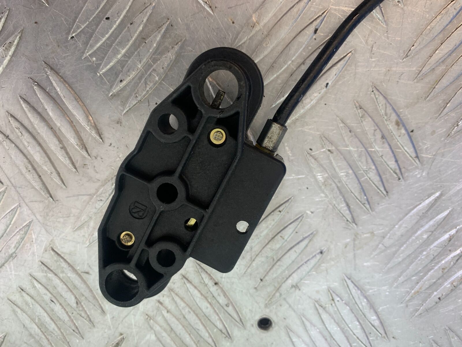 KAWASAKI Z750 ZR750 ZR-7S SEAT CATCH   YEAR 1999-05 (CMB1135)