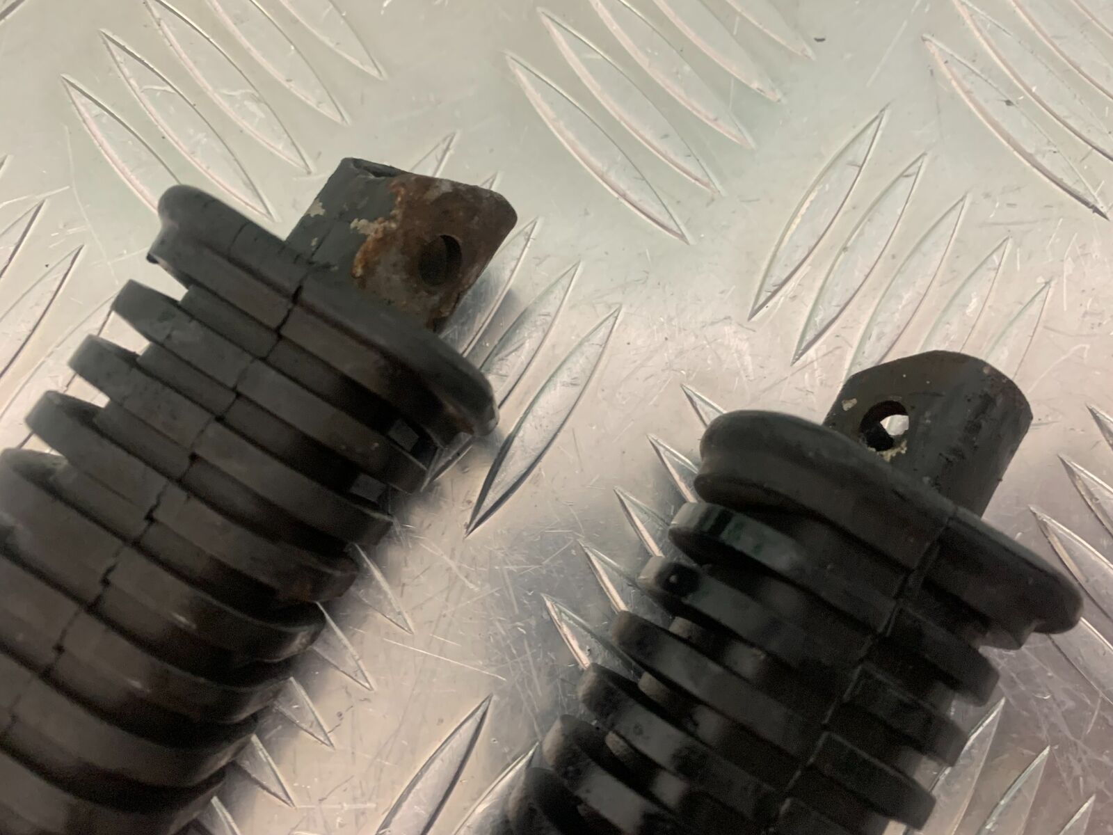 SUZUKI GS750 E GS 750E REAR FOOTPEGS   YEAR 1979  (STOCK 959)