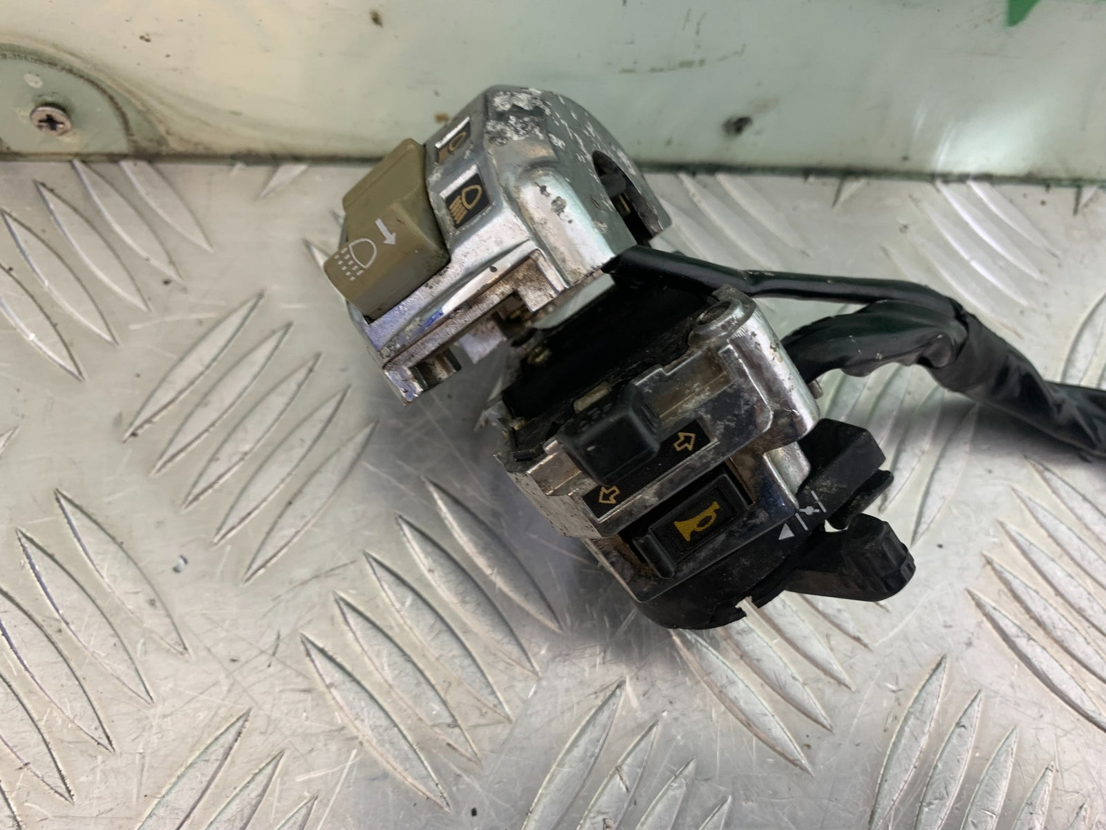 PIONEER XF250 LEFT SWITCH GEAR   YEAR 2009 (CMB1143)
