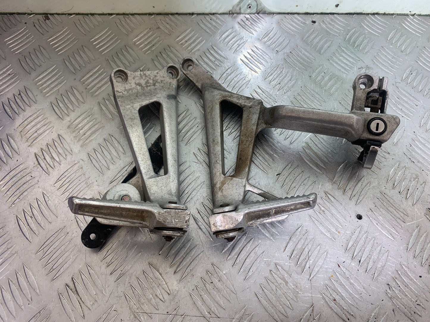HONDA VFR750 VFR 750 REAR HANGERS AND PEGS    YEAR 1994-1997 (CMB1156)