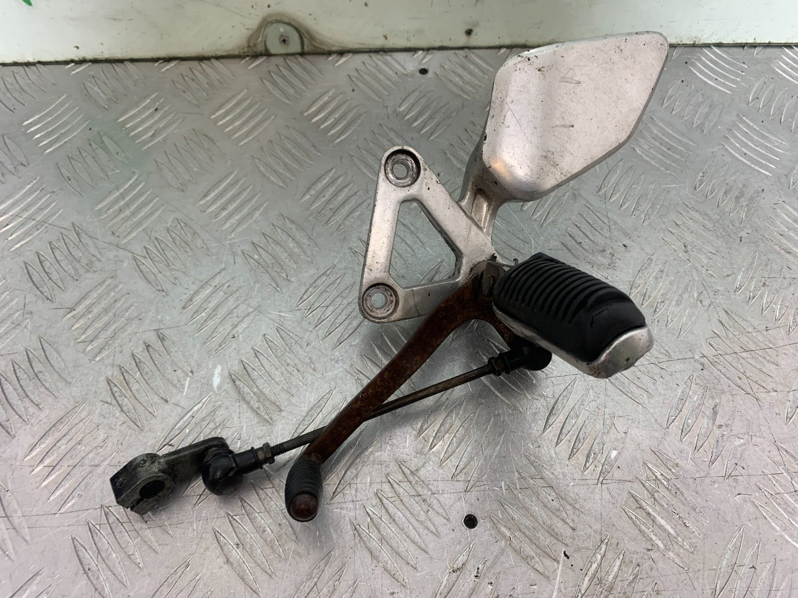 YAMAHA FZS600 FAZER 600 FRONT LEFT HANGER YEAR 1998-2001 (CMB1267)