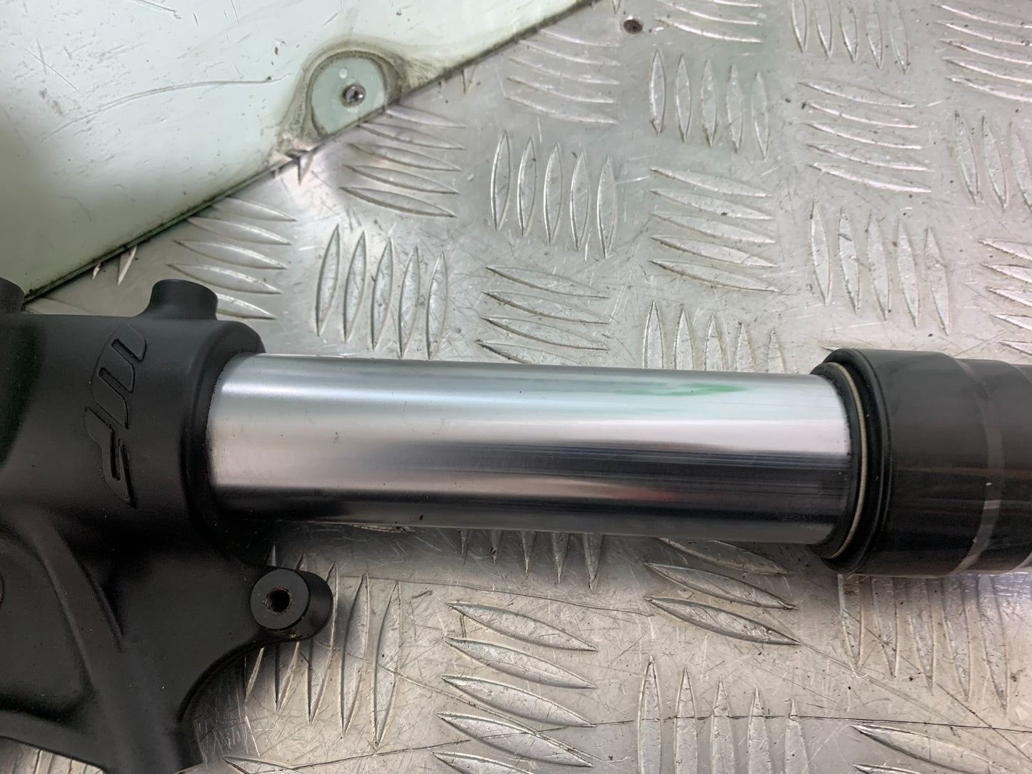 KTM 690 DUKE R LC4 FRONT WHITE POWER WP FORKS YEAR 2012-2015  (CMB1180)