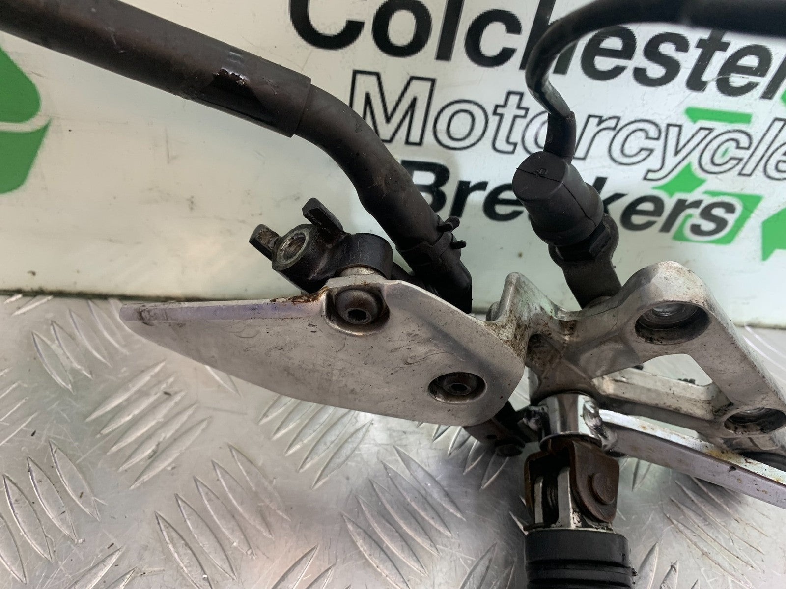 YAMAHA FZS600 FAZER 600 FRONT RIGHT HANGER YEAR 1998-2001 (CMB1267)