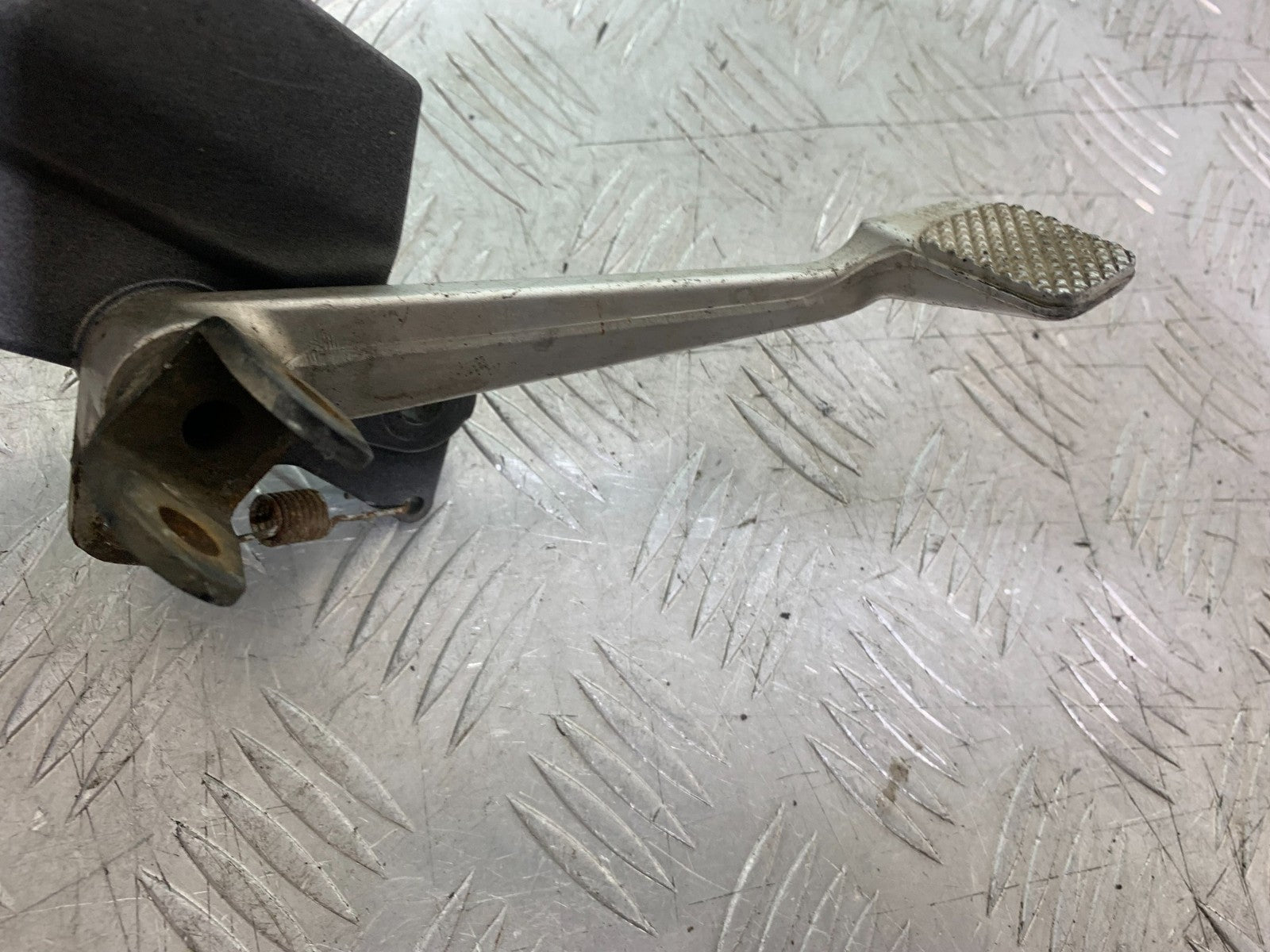 TRIUMPH TROPHY 900 FRONT RIGHT HANGER & PEDAL    YEAR 1991-95 (CMB1251)