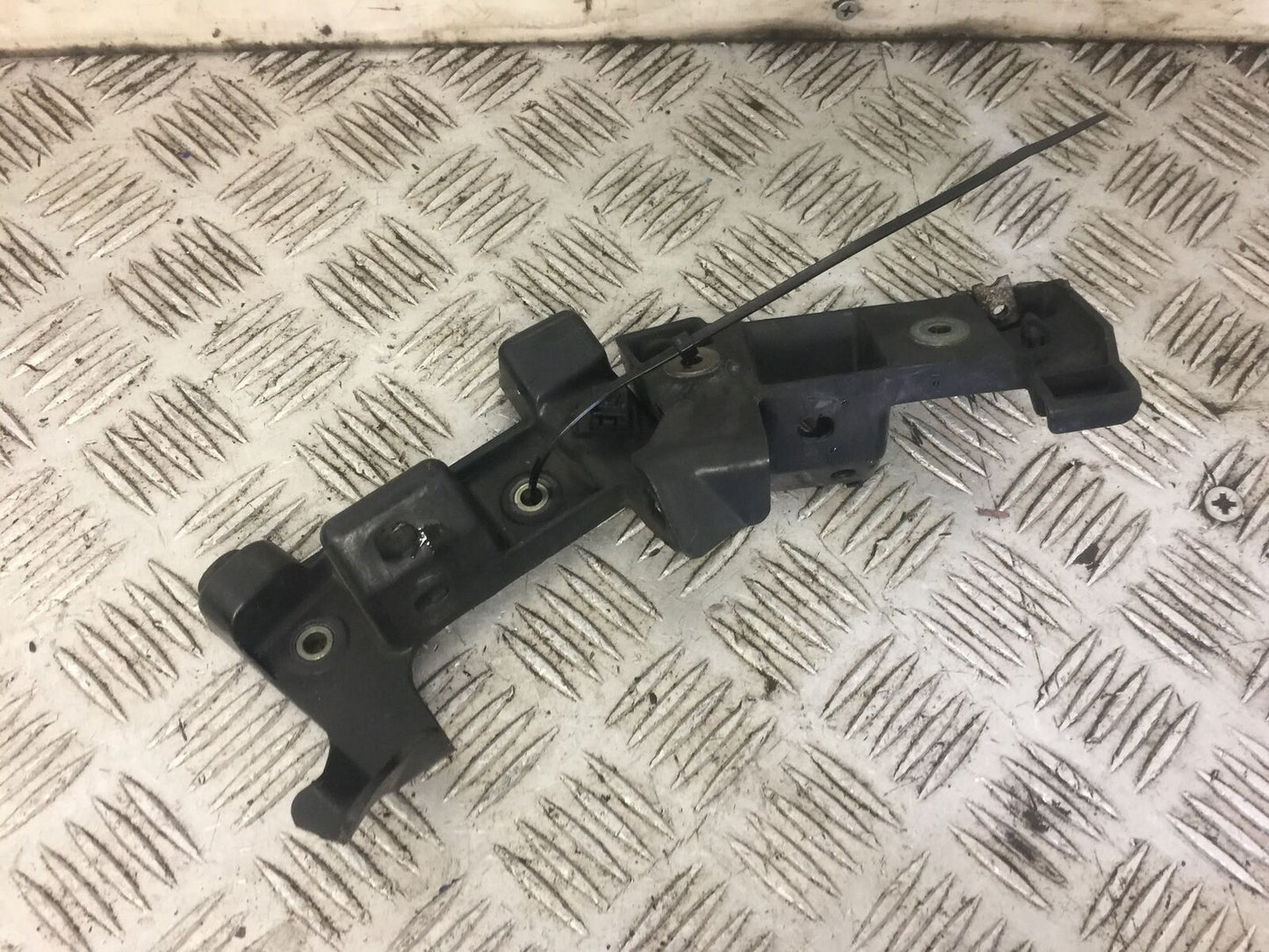 YAMAHA R6 2CO 2 X PLASTIC BRACKETS YEAR 2006 (STOCK 607)