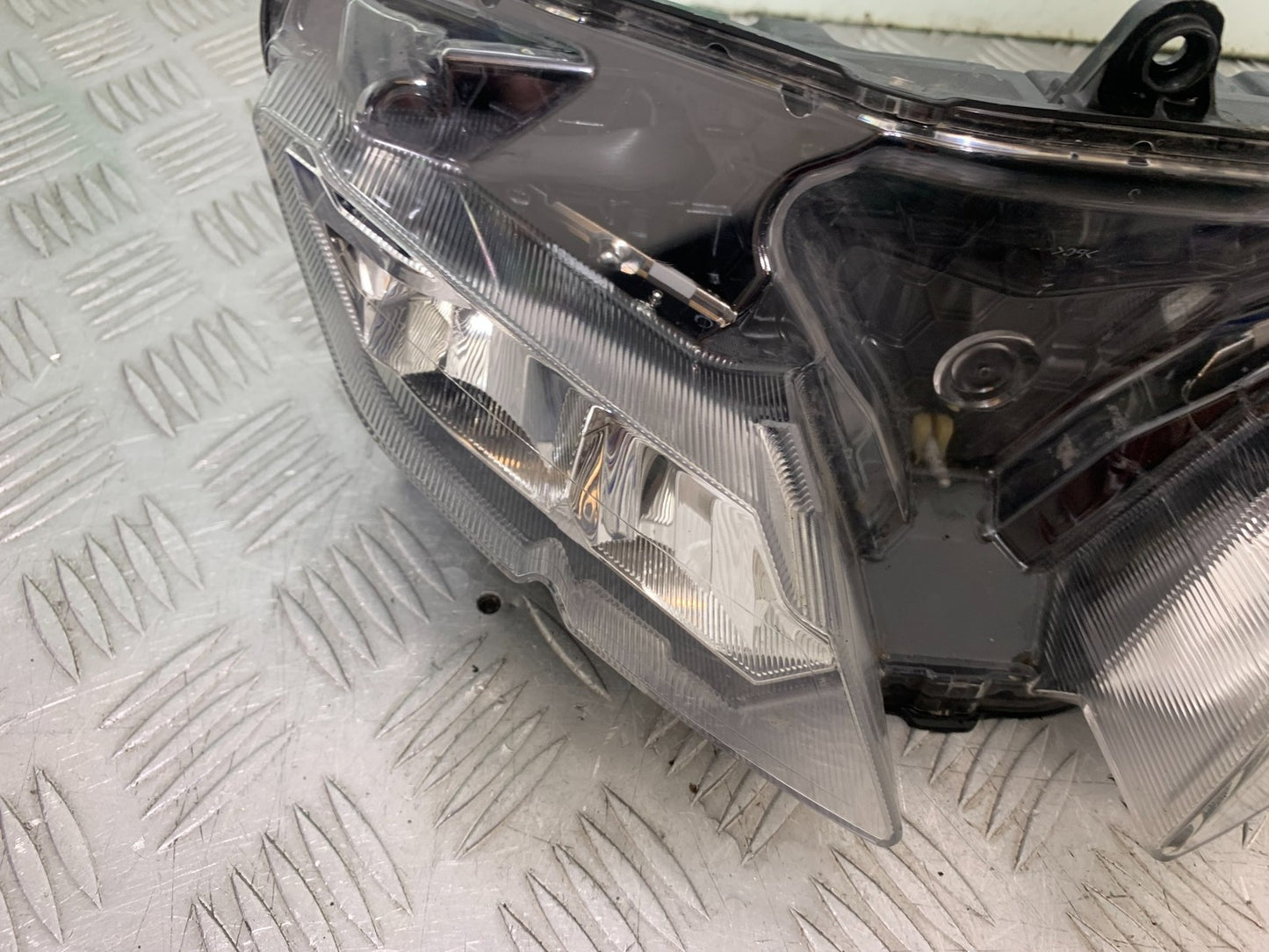 YAMAHA YZF-R125 YZF 125 HEADLIGHT  YEAR 2019-2022 (CMB1263)