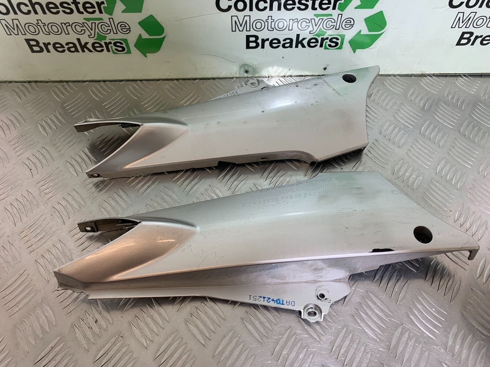 YAMAHA FJR1300 FJR 1300 LEFT AND RIGHT SEAT PANELS  YEAR 2001-05 (CMB1005)