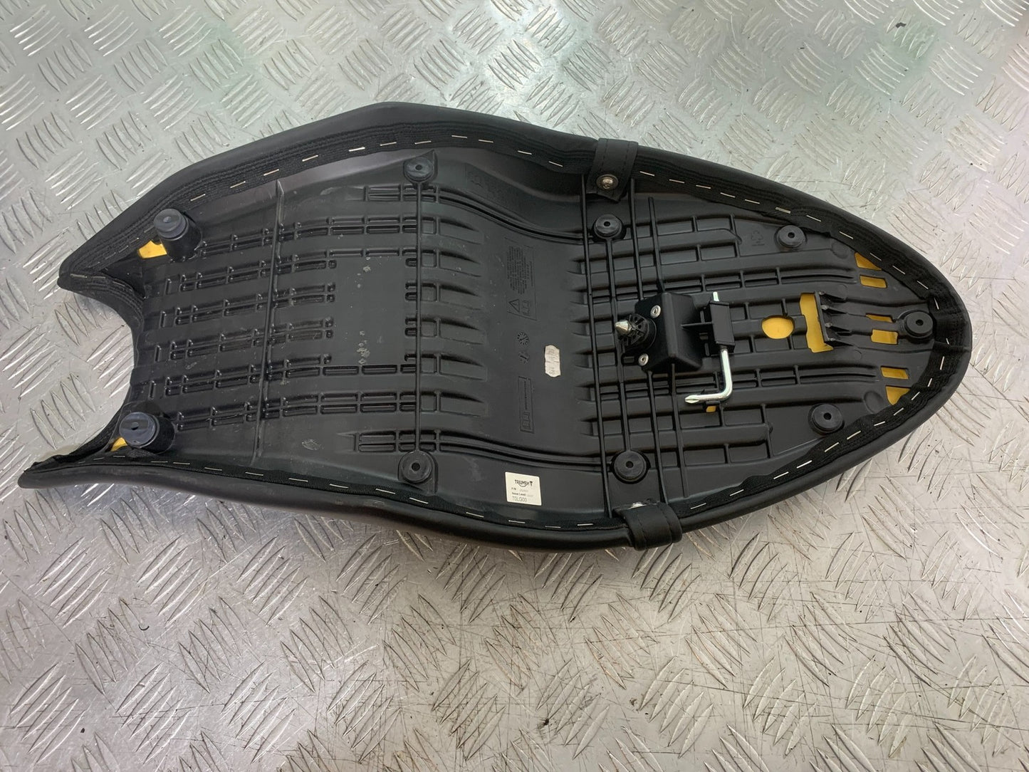 TRIUMPH TRIDENT 660 SEAT  YEAR 2021-2024 (CMB1295)