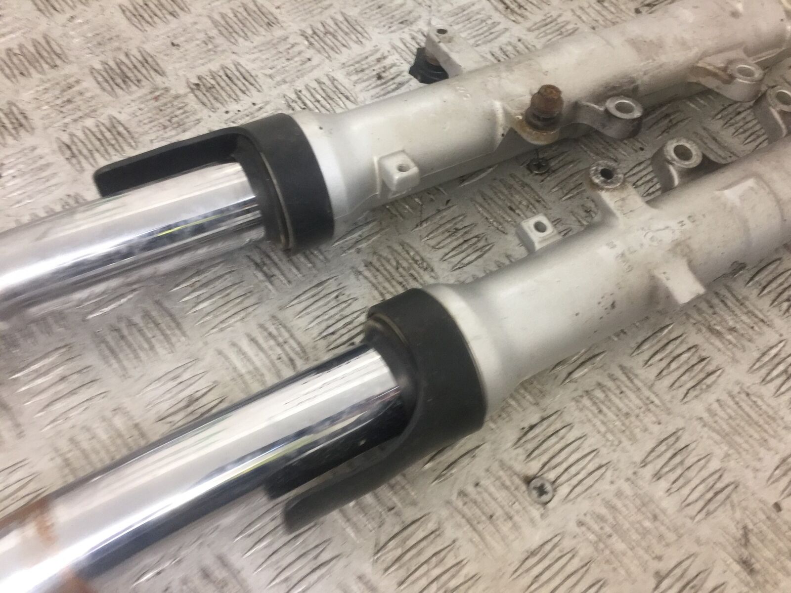YAMAHA FZ6 FORKS (BENT SOLD FOR PARTS)  YEAR 2004 (STOCK 693)