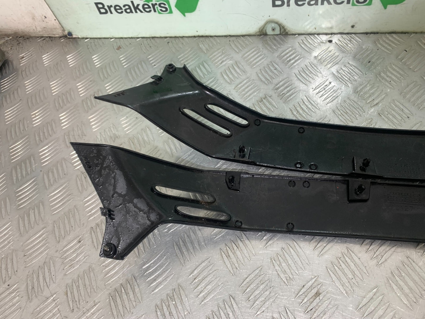 PIAGGIO VESPA GTS 125 LEFT & RIGHT LOWER INFILLS YEAR 2009-14  (CMB1261)