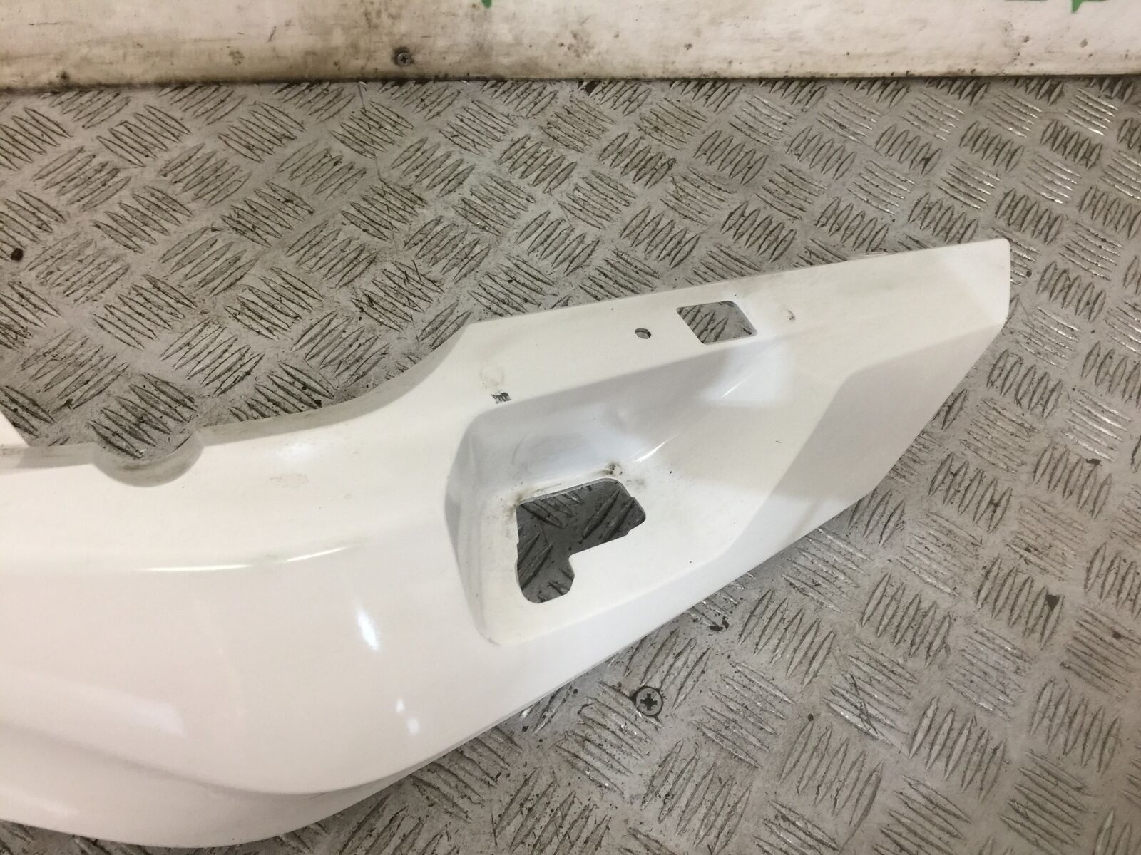 BMW R1250 R 1250 RT LEFT SEAT PANEL  YEAR 2023 (STOCK 907)