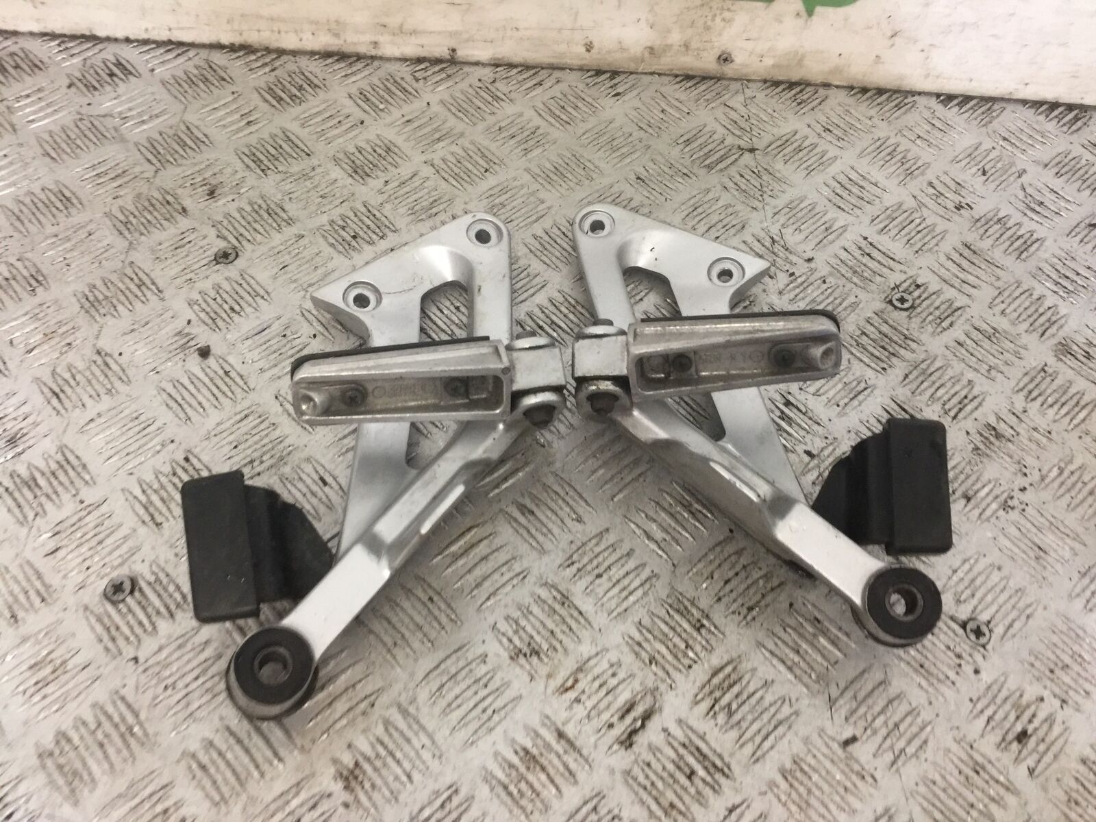 YAMAHA FJR1300 FJR 1300 REAR HANGERS AND PEGS  YEAR 2001-05 (STOCK 814)