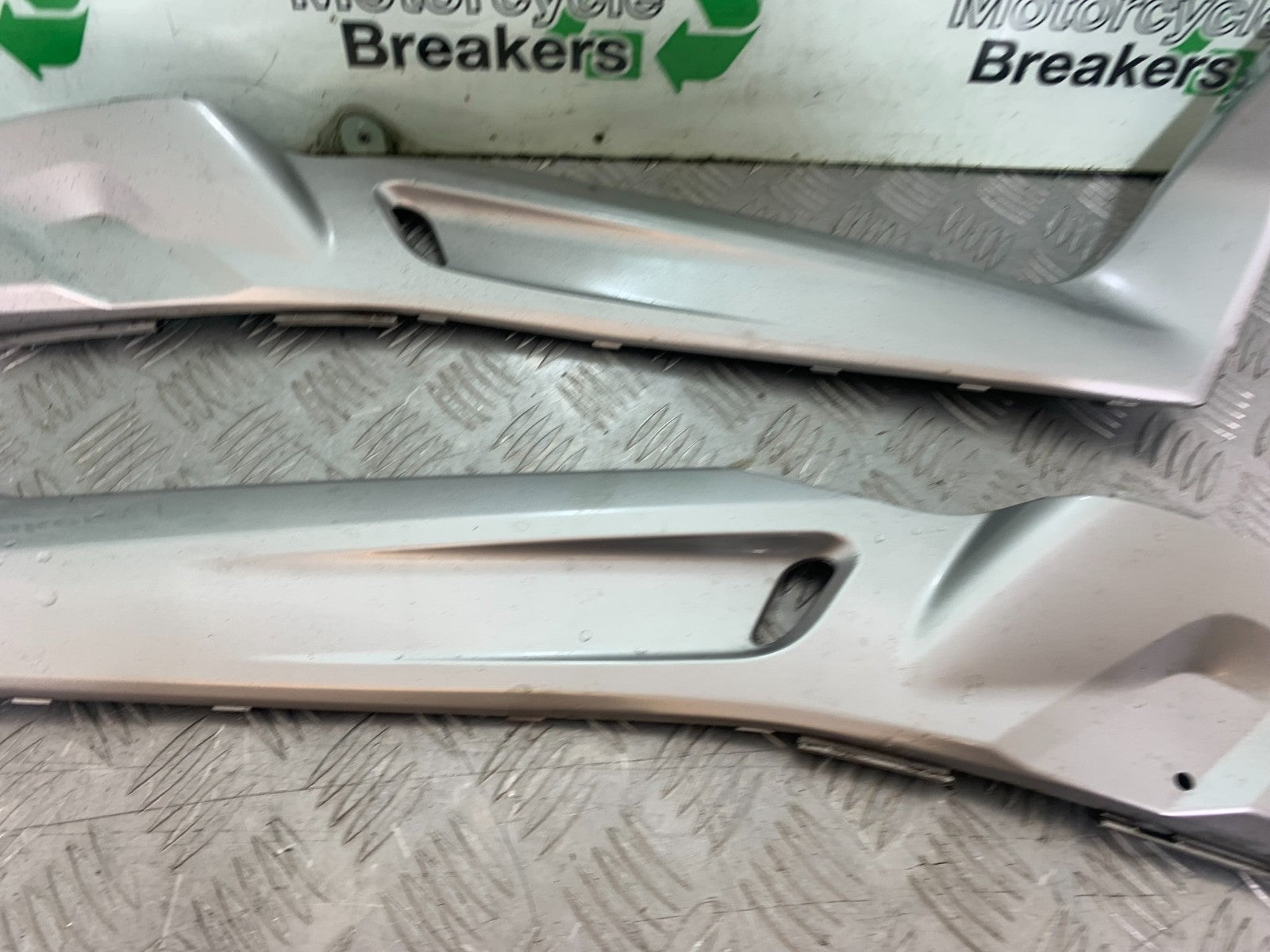 YAMAHA XMAX 250 XMAX 250 LEFT AND RIGHT SIDE TRIM  YEAR 2006-09 (CMB1201)