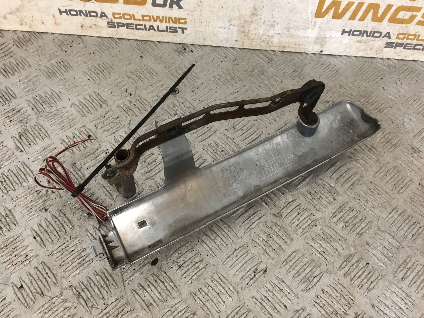 HONDA GL1800 GL 1800 LEFT CHROME ENGINE COVER   YEAR 2004-10 ABS (STOCK 890)