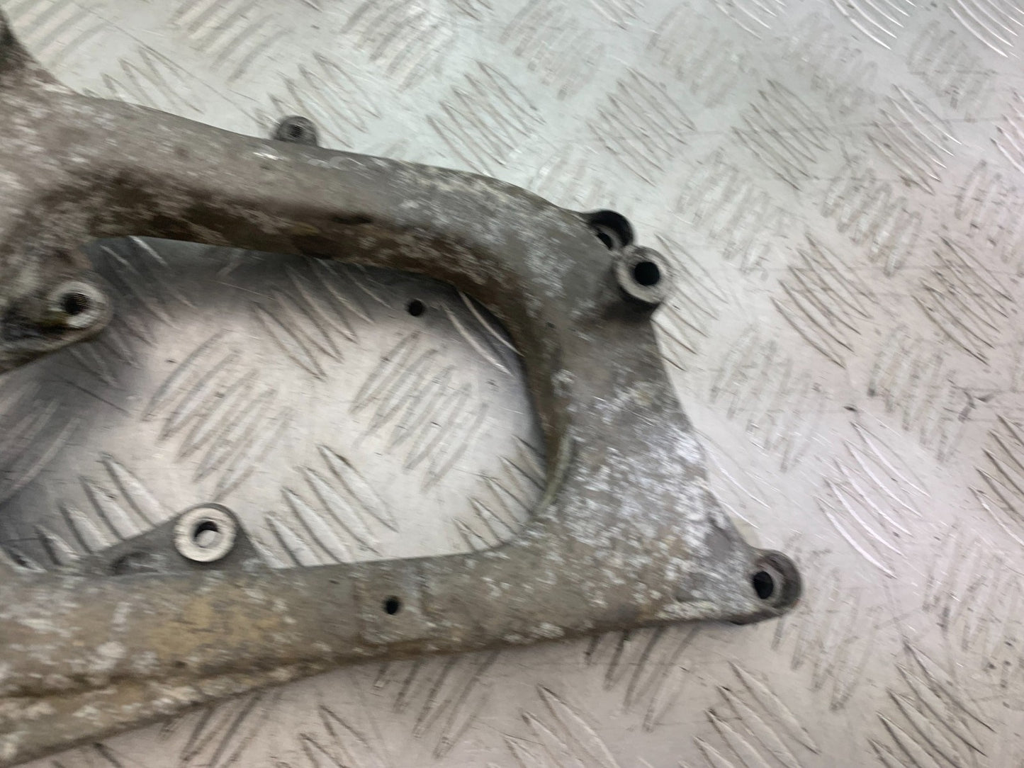 PIAGGIO MP3 250 ie EXHAUST BRACKET  YEAR 2007 (CMB1307)