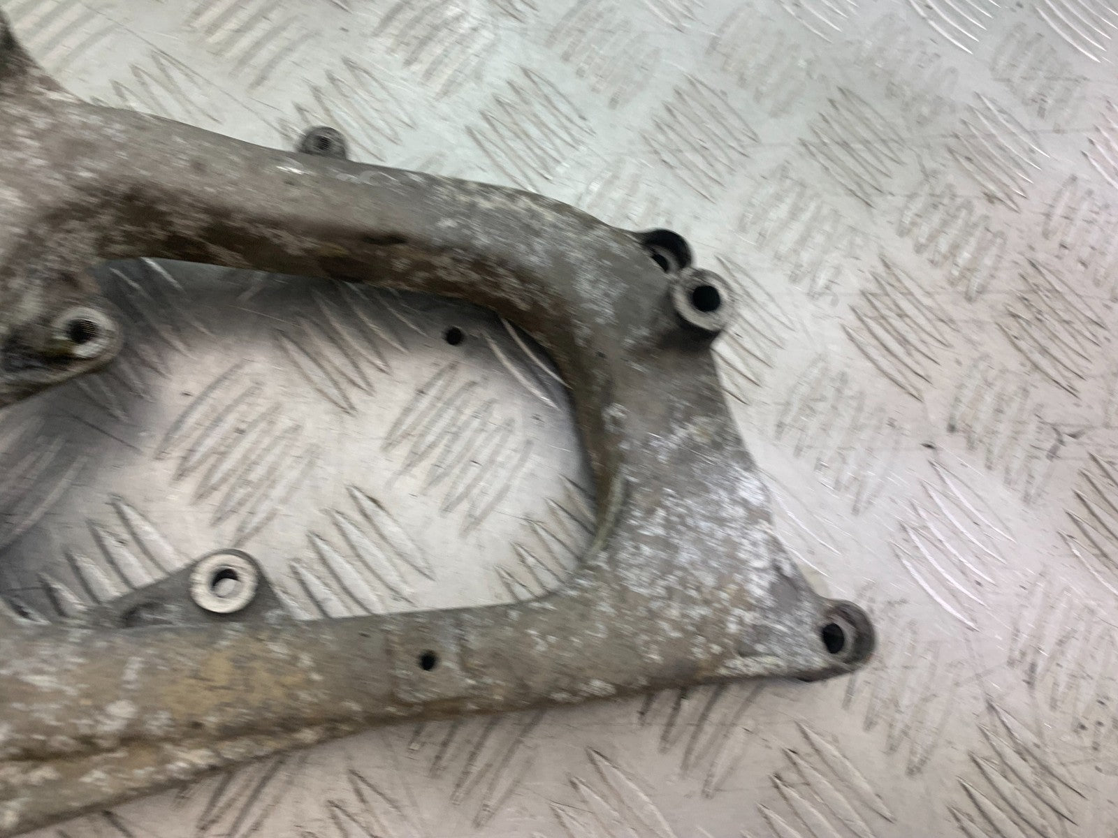 PIAGGIO MP3 250 ie EXHAUST BRACKET  YEAR 2007 (CMB1307)
