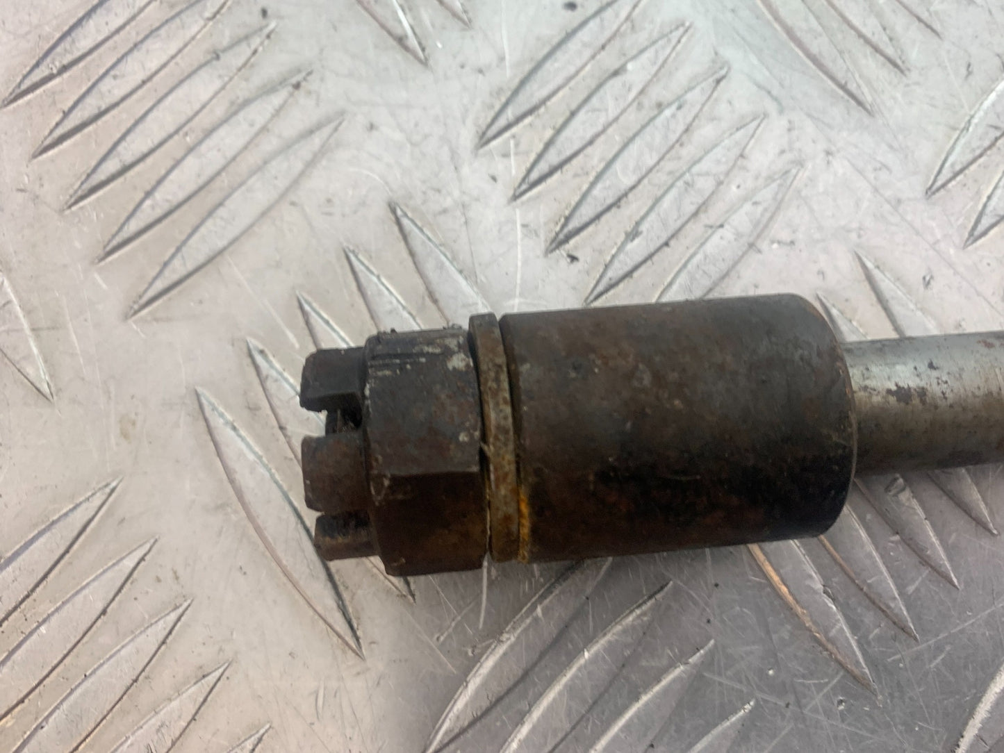 KAWASAKI GT550 GT 550 REAR WHEEL SPINDLE YEAR 1984-87 (CMB1141)