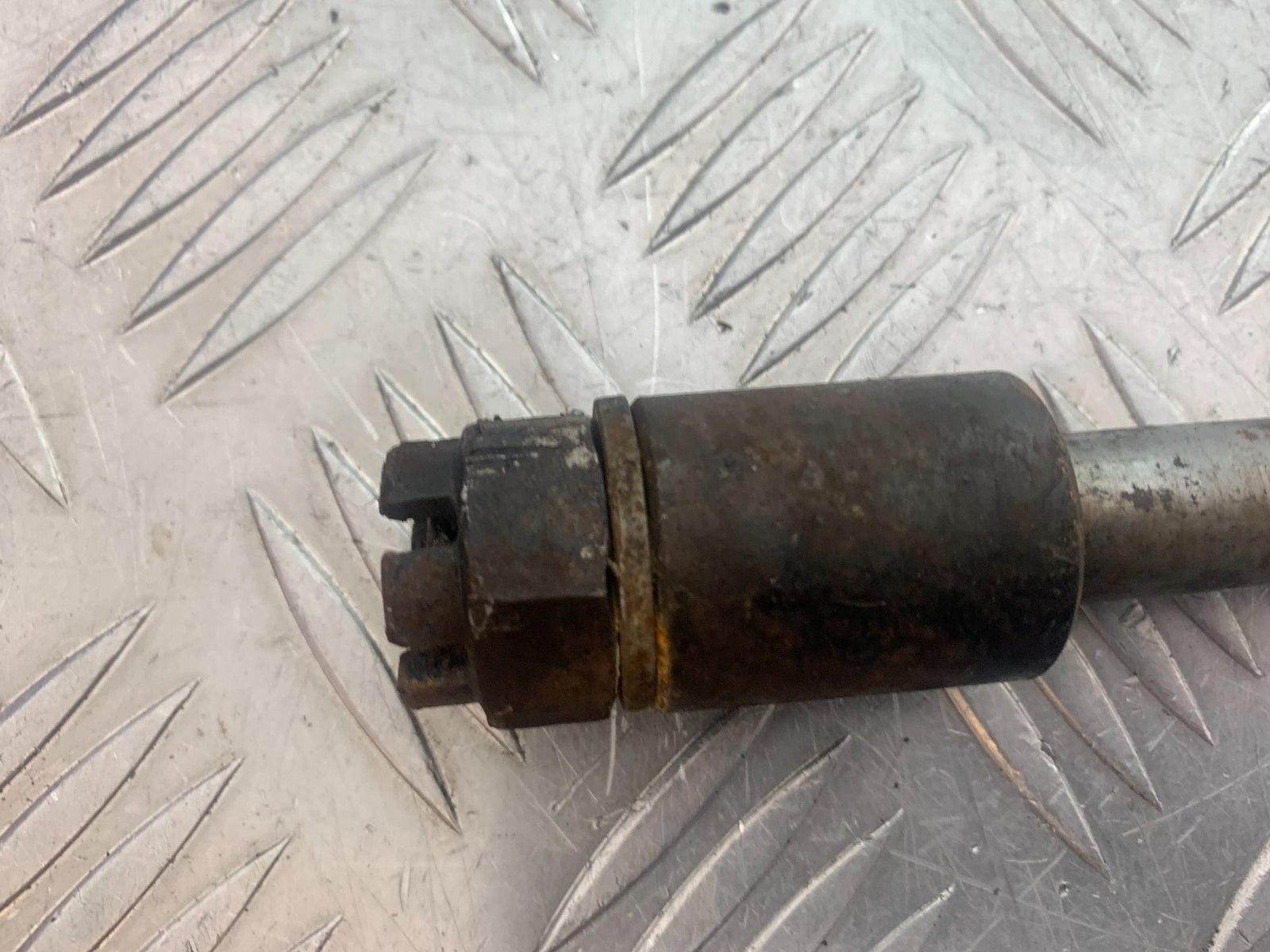 KAWASAKI GT550 GT 550 REAR WHEEL SPINDLE YEAR 1984-87 (CMB1141)