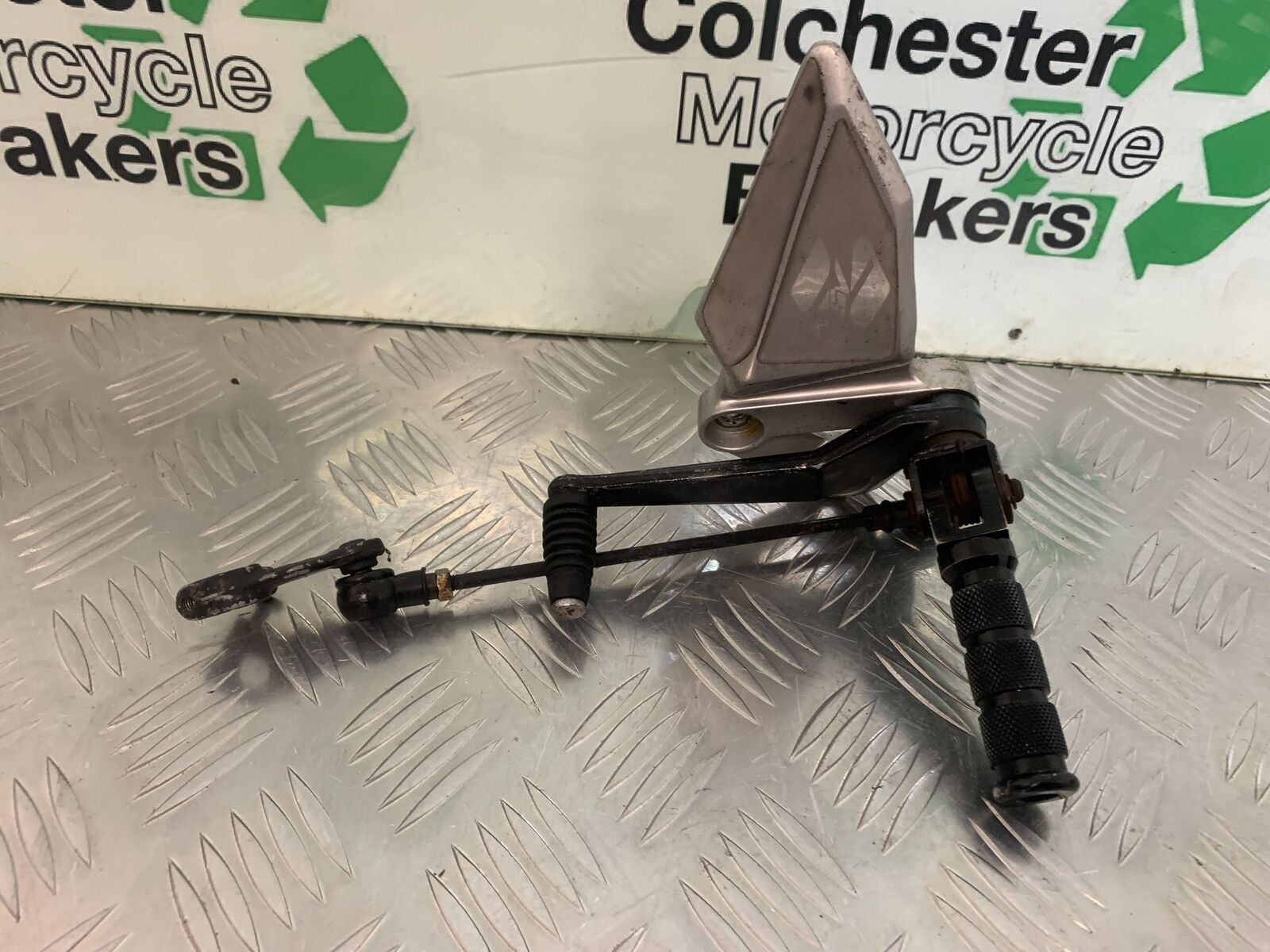 SUZUKI SV1000 SV 1000 K3 FRONT LEFT HANGER YEAR 2004 (STOCK 970)