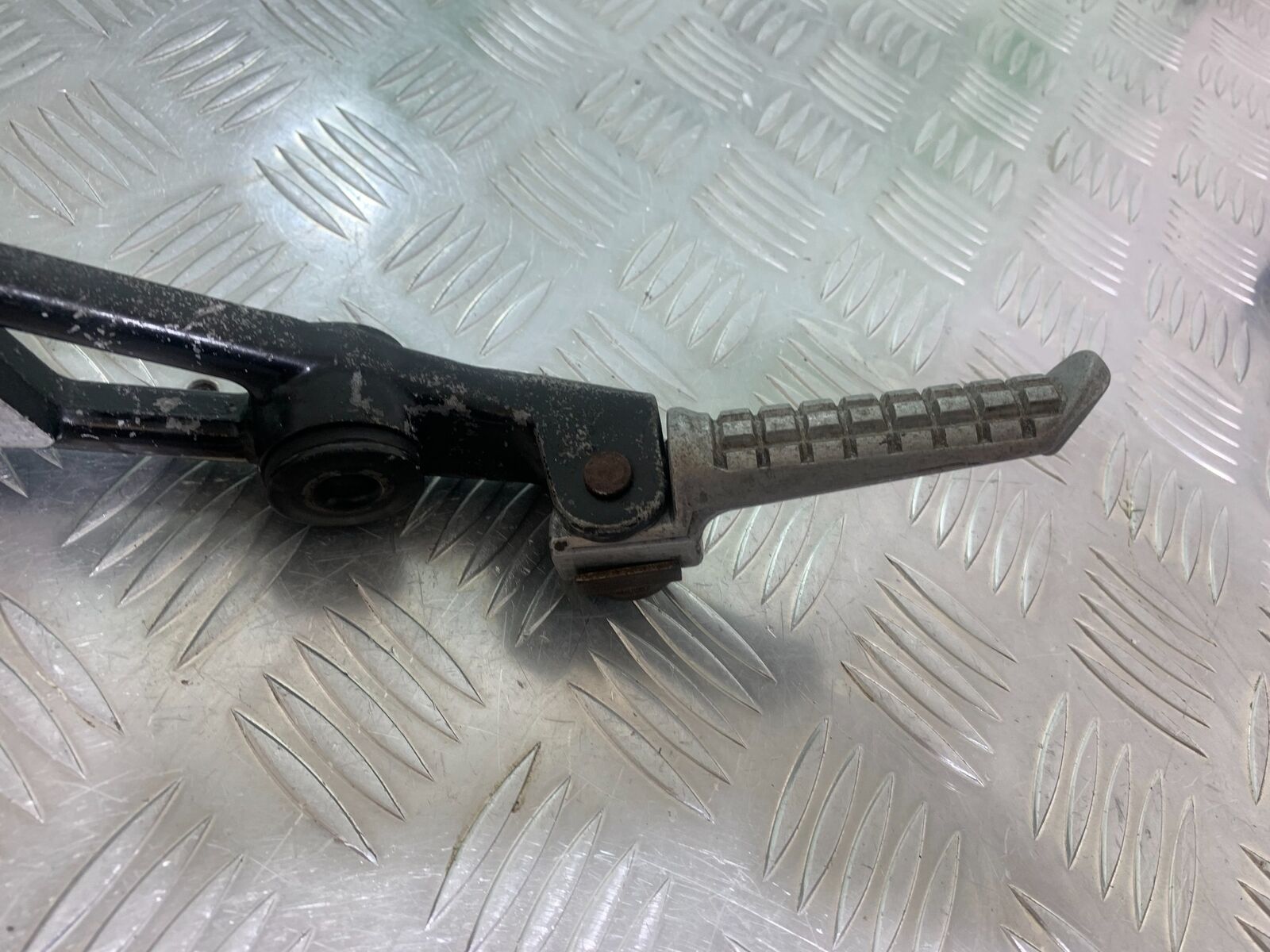 KAWASAKI ZR 750 ZEPHYR FRONT LEFT HANGER  YEAR 1991-95 (CMB1008)