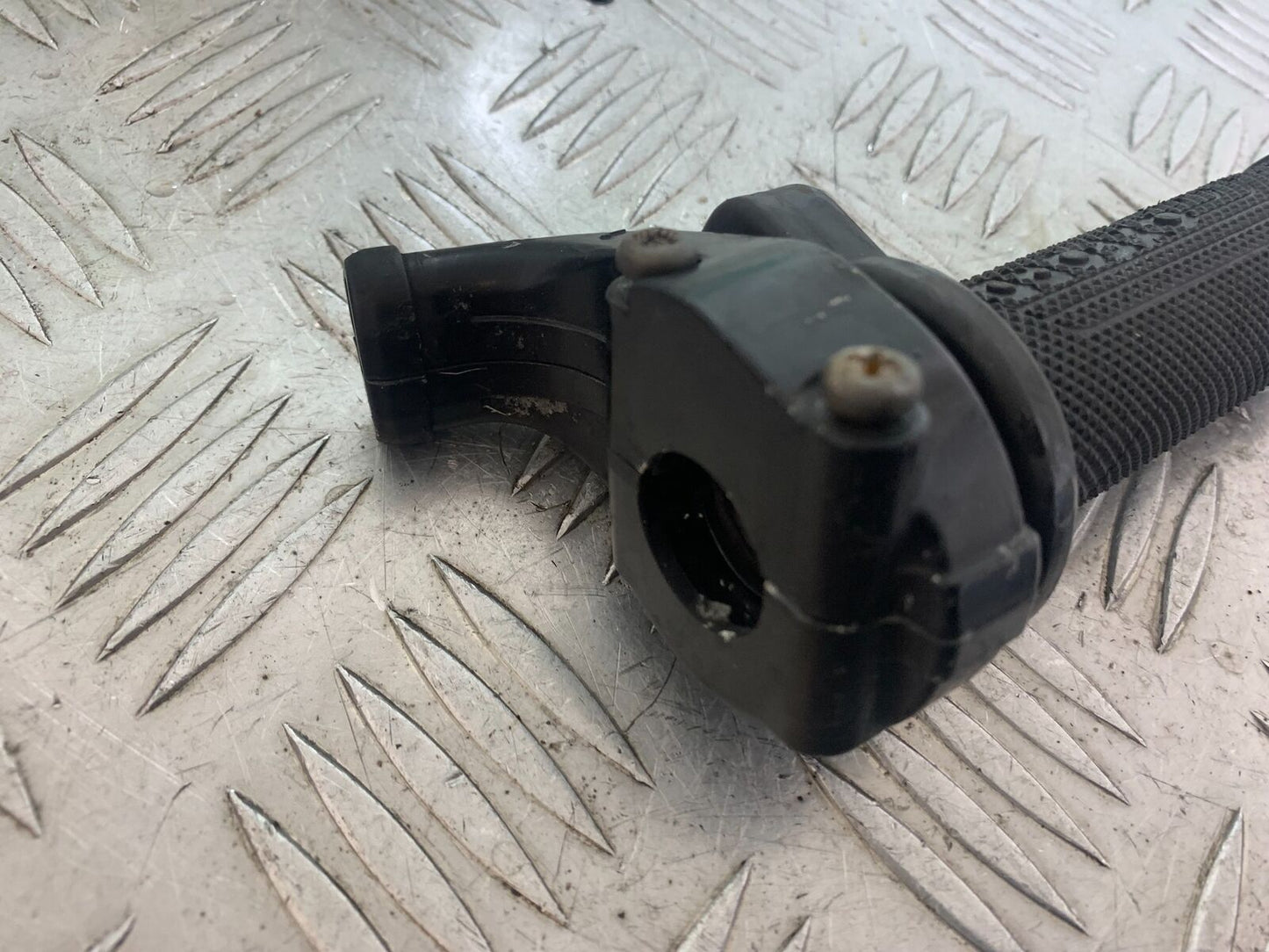 KAWASAKI ZX6R ZX636 THROTTLE AND GRIP  YEAR 2002  (CMB1100)