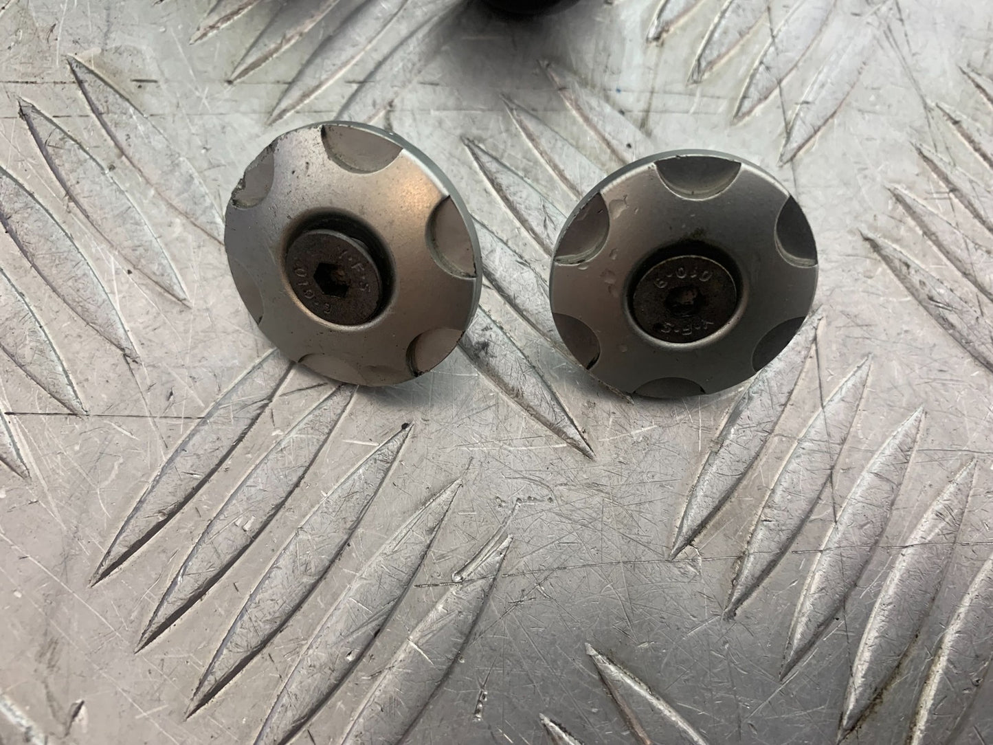 TRIUMPH 675 STREET TRIPLE BAR END WEIGHTS + SWINGARM BOBBINS  2013-2016(CMB1186)