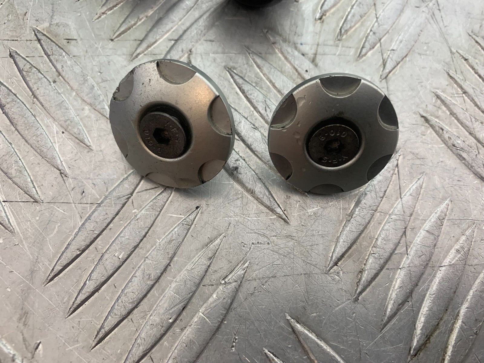 TRIUMPH 675 STREET TRIPLE BAR END WEIGHTS + SWINGARM BOBBINS  2013-2016(CMB1186)