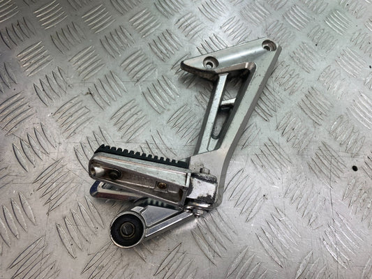 YAMAHA FZS1000 FAZER RIGHT REAR HANGER AND PEG  YEAR 2001-05 (CMB1275)