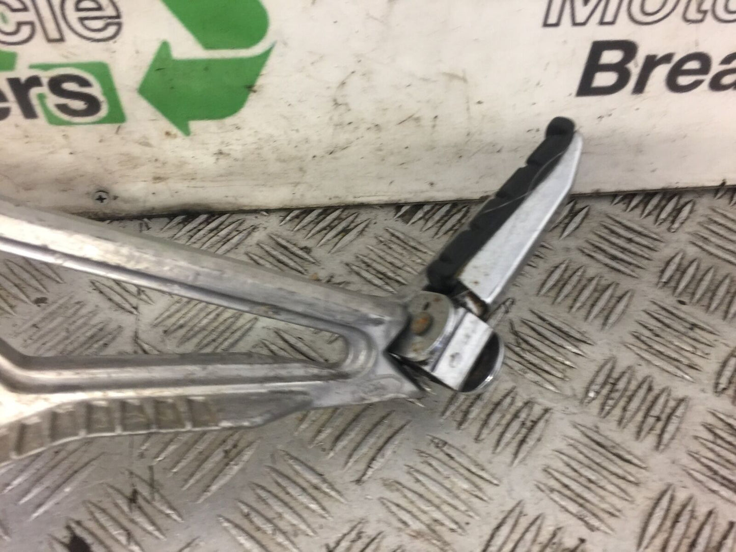 YAMAHA FJ1200 FJ 1200 3XW FRONT LEFT HANGER  YEAR 1991 (STOCK 482)