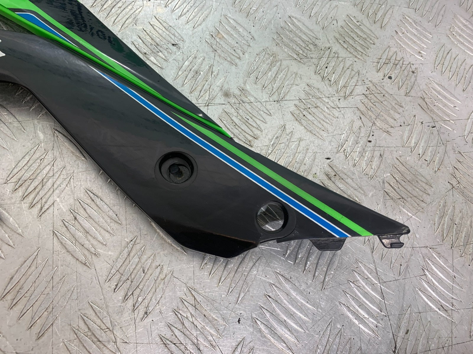 KAWASAKI KXF450 KXF 450 LEFT RADIATOR COWL   YEAR 2013 CMB1217)