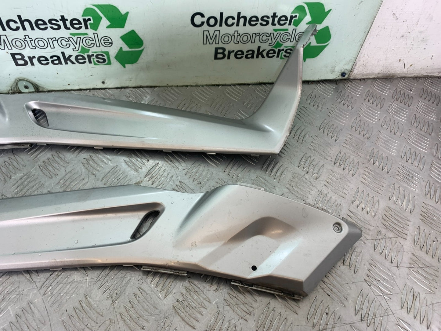 YAMAHA XMAX 250 XMAX 250 LEFT AND RIGHT SIDE TRIM  YEAR 2006-09 (CMB1201)