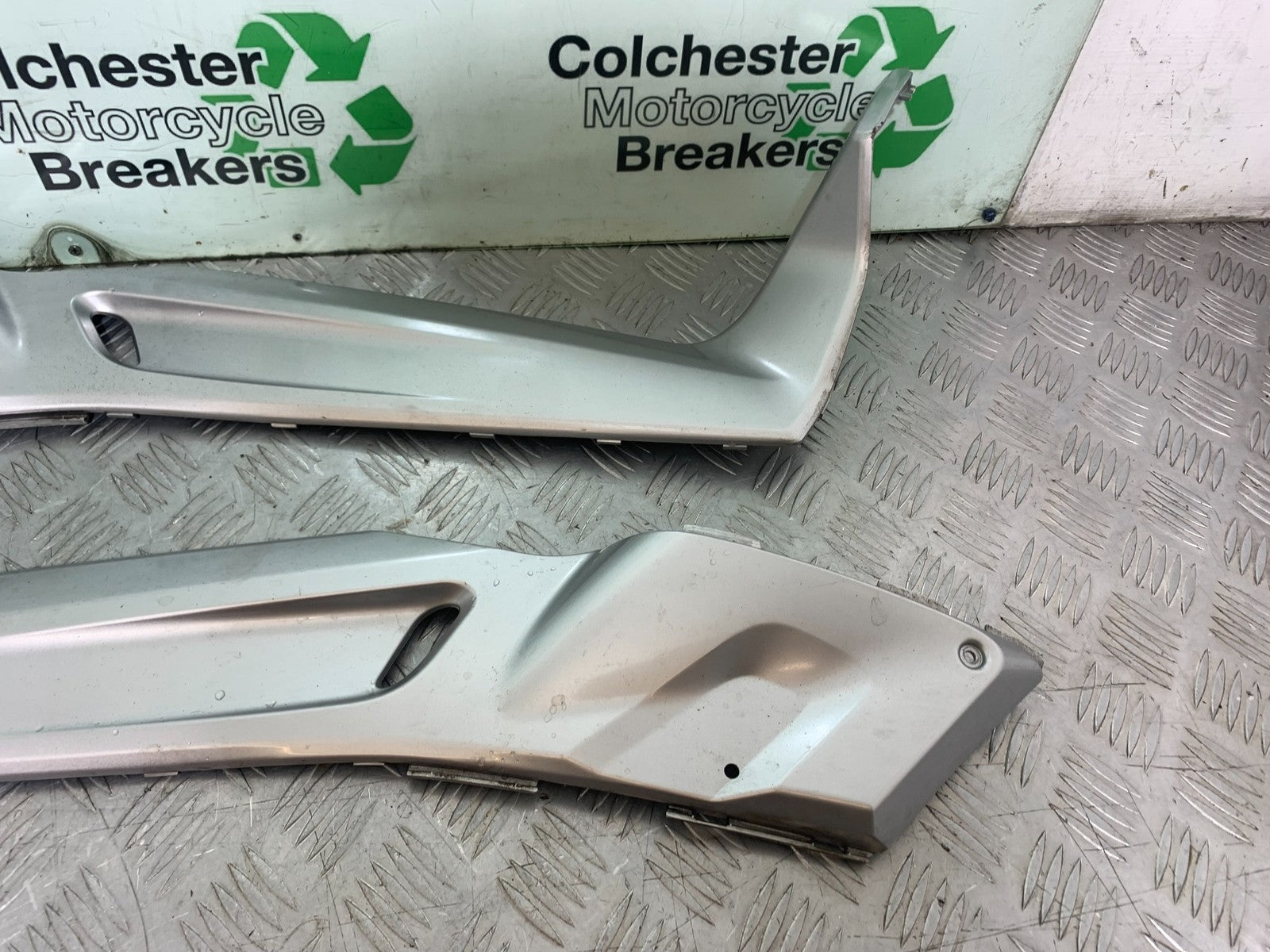 YAMAHA XMAX 250 XMAX 250 LEFT AND RIGHT SIDE TRIM  YEAR 2006-09 (CMB1201)
