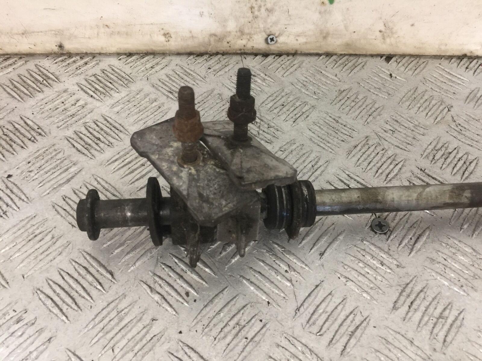 HONDA CB600 CB 600 HORNET REAR WHEEL SPINDLE YEAR 1999-02 (STOCK 865)