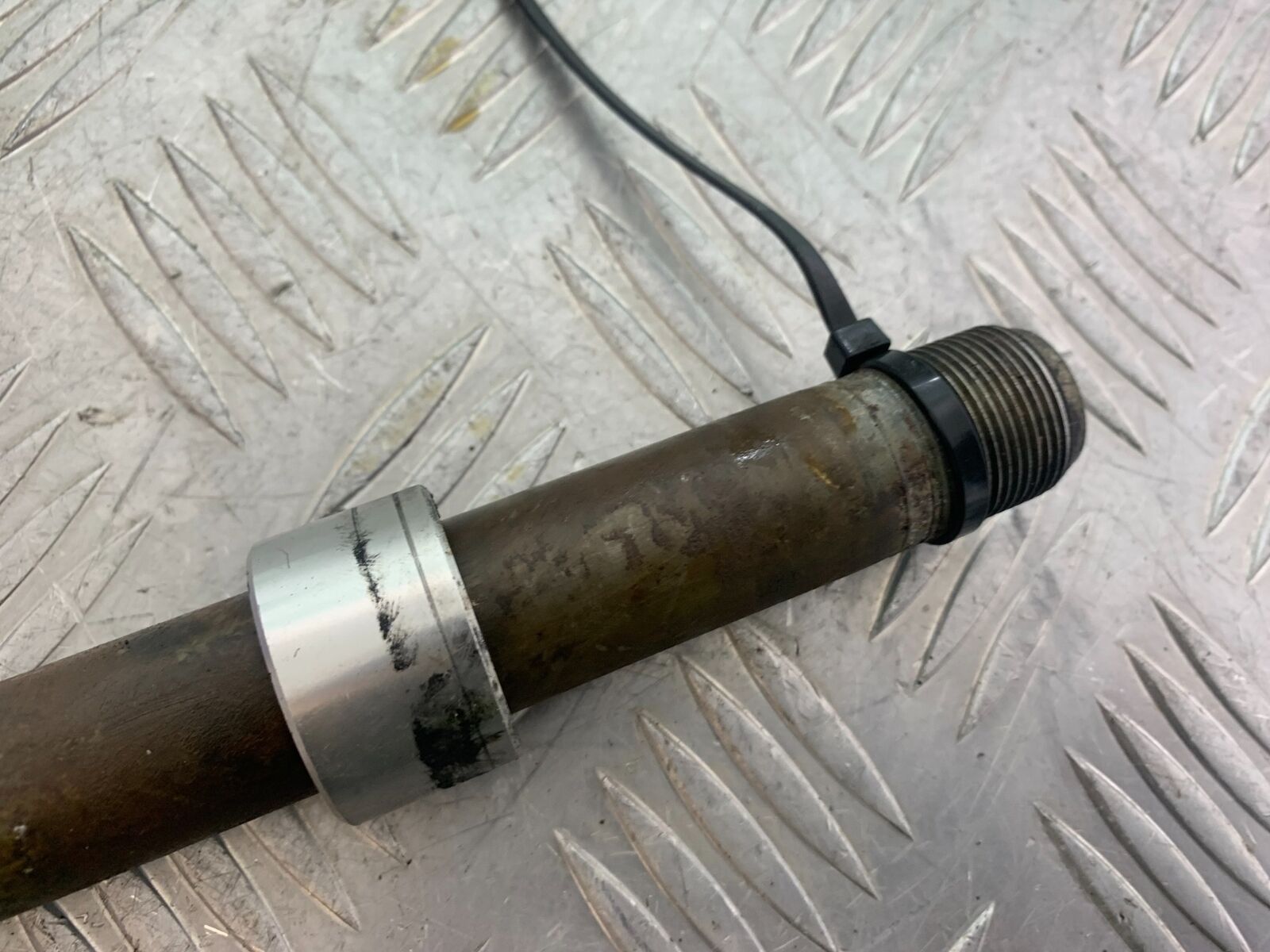 TRIUMPH 955i SPRINT ST FRONT WHEEL SPINDLE  YEAR 1999-2004 (CMB1124)