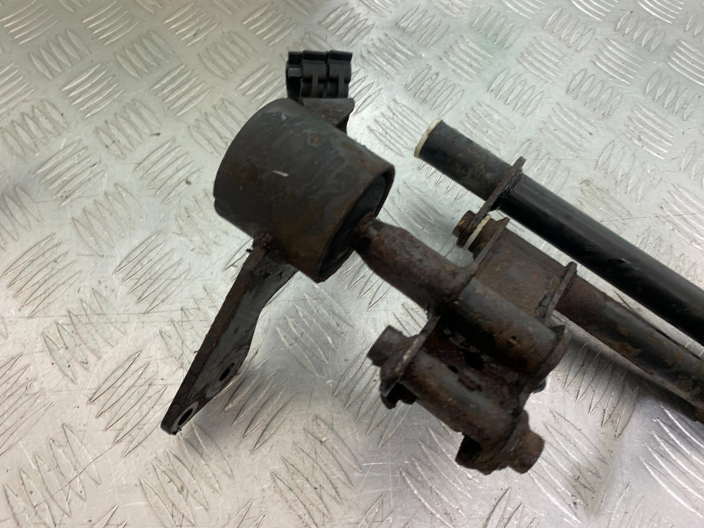 PIAGGIO VESPA GT125 L ENGINE MOUNT  YEAR 2003 (CMB1300)