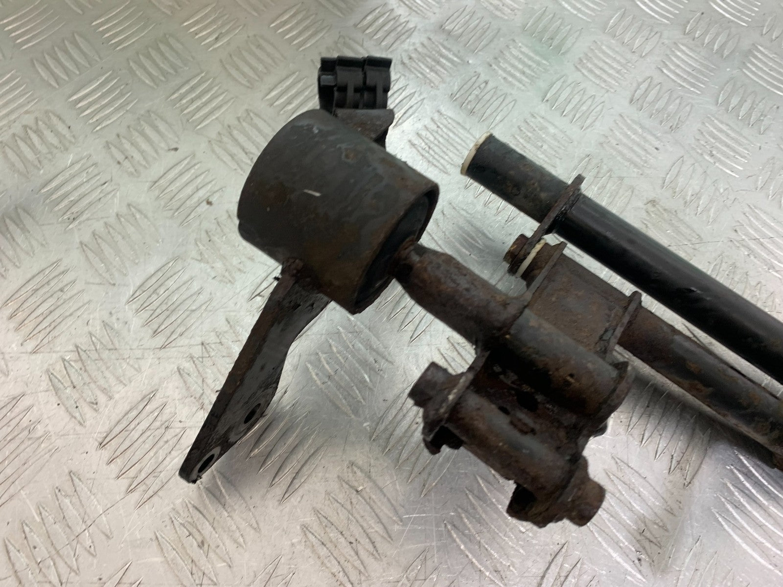 PIAGGIO VESPA GT125 L ENGINE MOUNT  YEAR 2003 (CMB1300)
