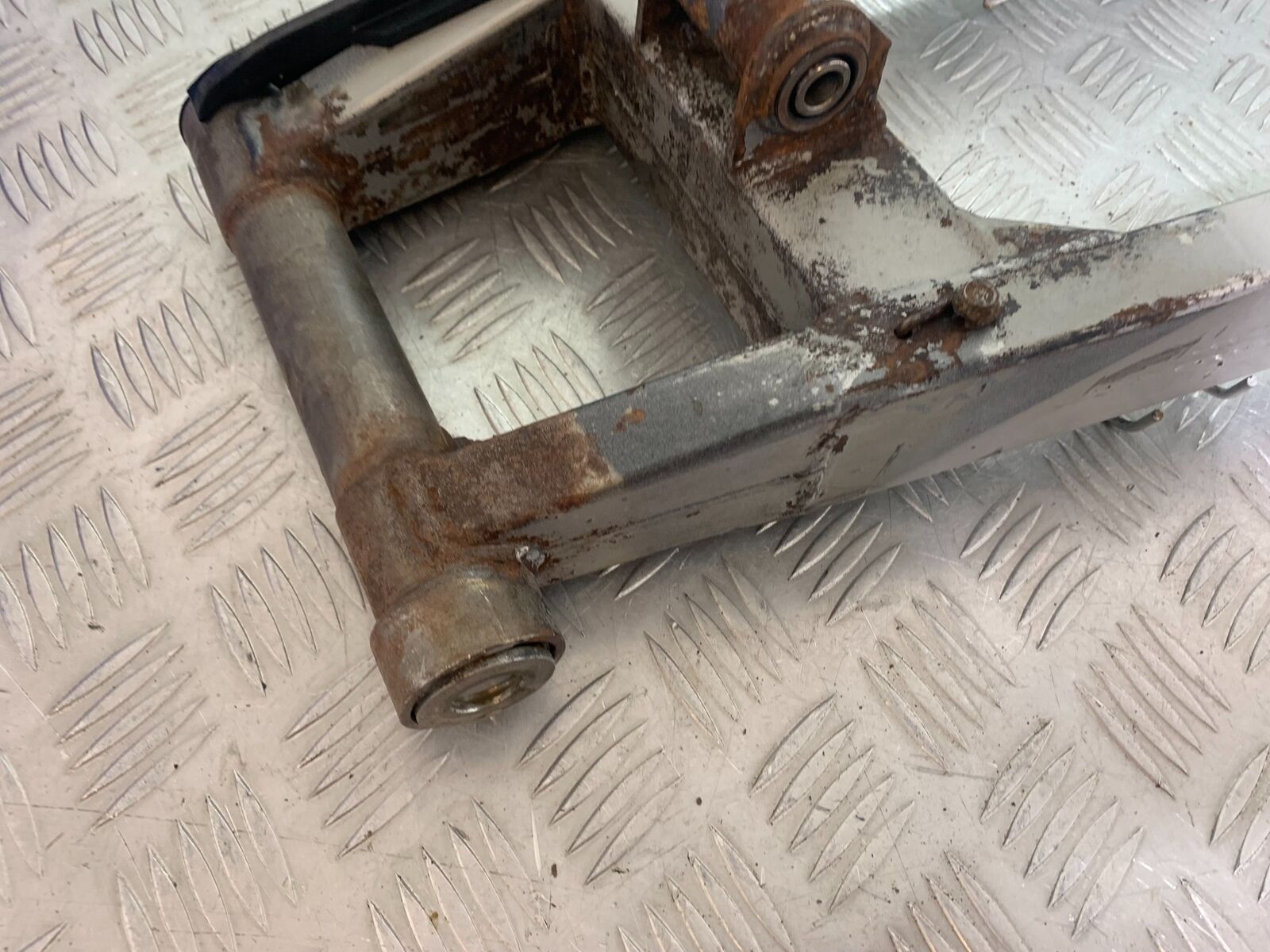 KAWASAKI Z750 ZR750 ZR-7S SWINGARM YEAR 1999-05 (CMB1135)