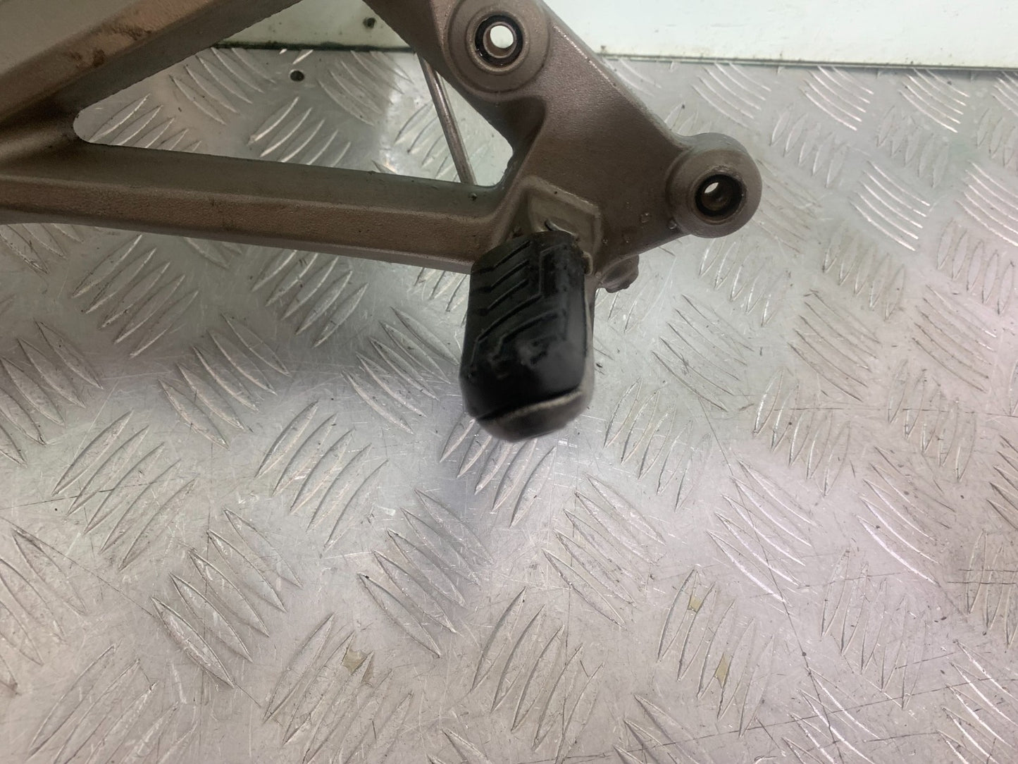 APRILIA SL750 SL 750 SHIVER RIGHT HANGER  YEAR 2008-2016 (CMB1242)