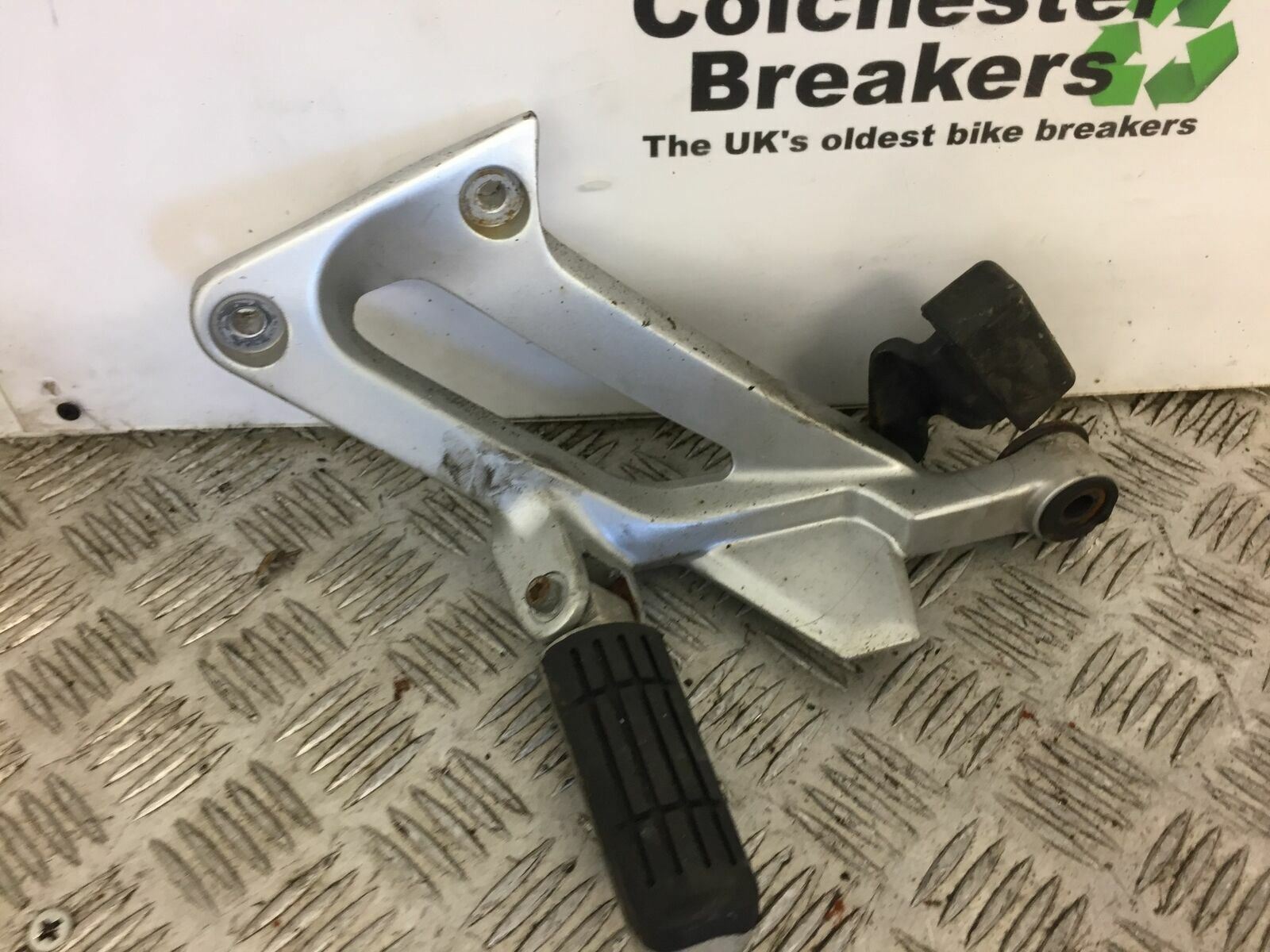 YAMAHA FJR1300 FJR 1300 LEFT REAR HANGER   YEAR 2002