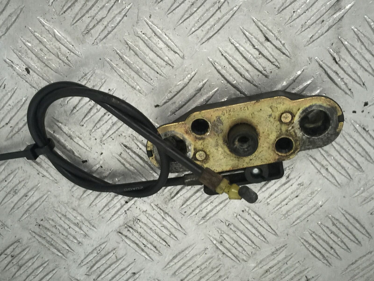 SUZUKI GSF600 GSF 600 BANDIT SEAT CATCH  YEAR 2002 (STOCK 852)