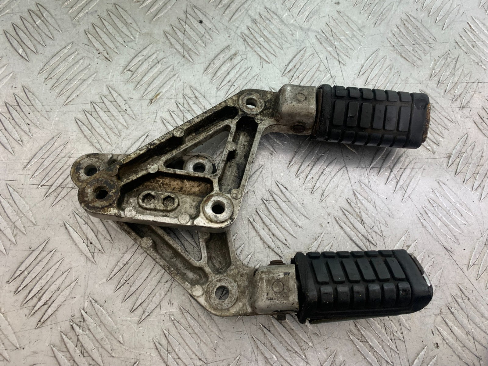 HONDA VT700 VT 700 SHADOW REAR HANGERS AND PEGS  YEAR 1984-85 (CMB1328)