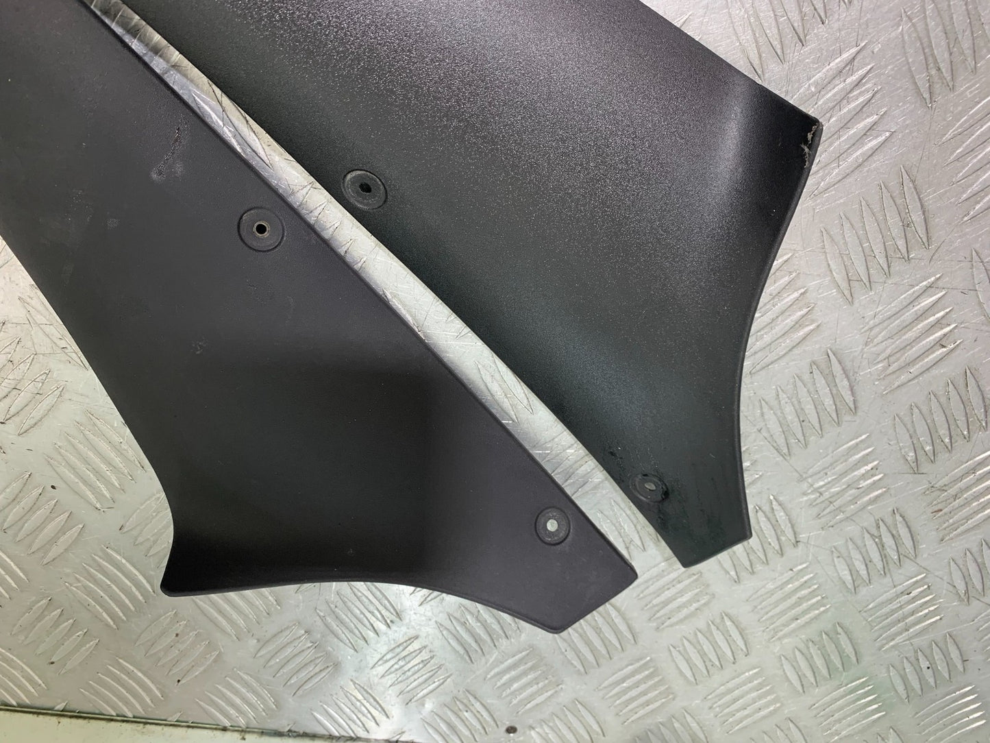 TRIUMPH 1050 SPRINT GT LEFT AND RIGHT INNER INFILLS YEAR 2010-2016 (CMB1250)