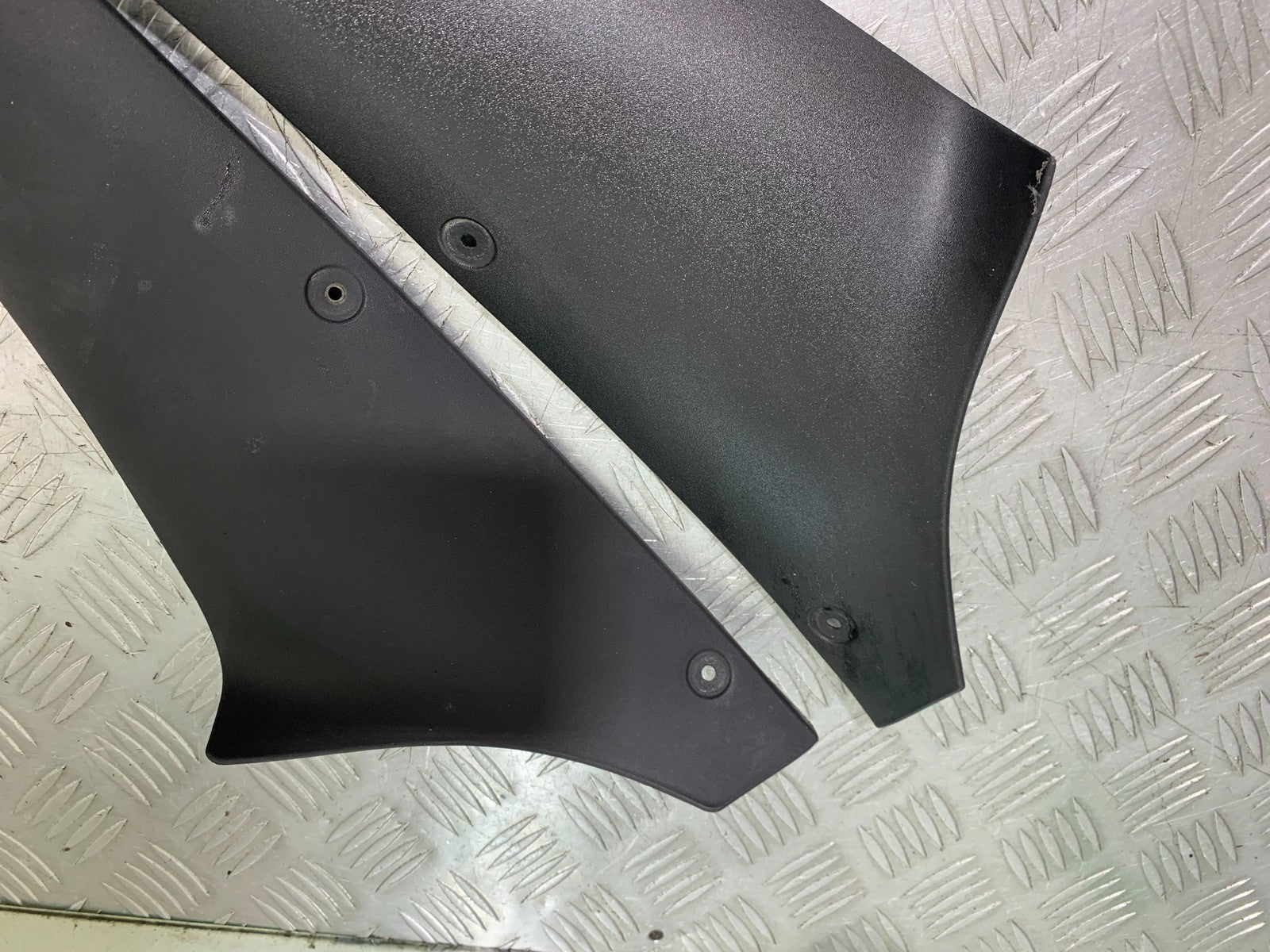 TRIUMPH 1050 SPRINT GT LEFT AND RIGHT INNER INFILLS YEAR 2010-2016 (CMB1250)
