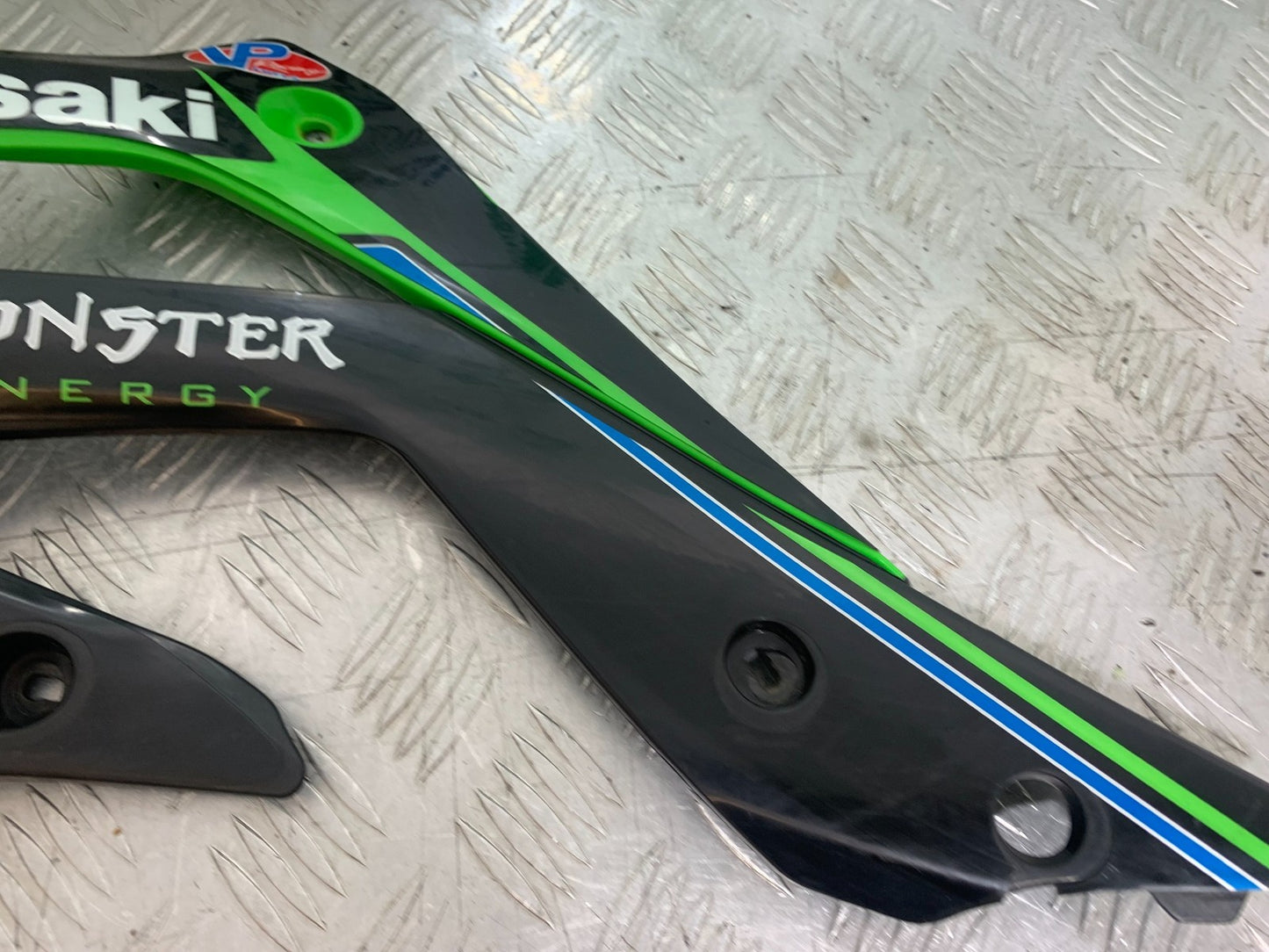 KAWASAKI KXF450 KXF 450 LEFT RADIATOR COWL   YEAR 2013 CMB1217)