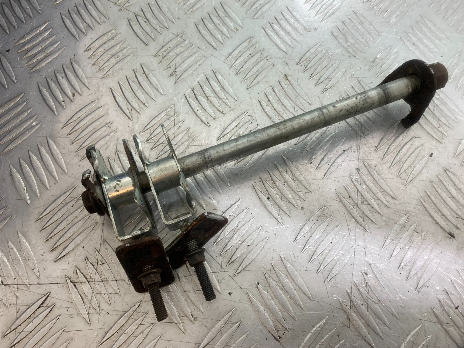 SUZUKI GS500 GS 500 REAR WHEEL SPINDLE   YEAR 2001-2008 (CMB1254)